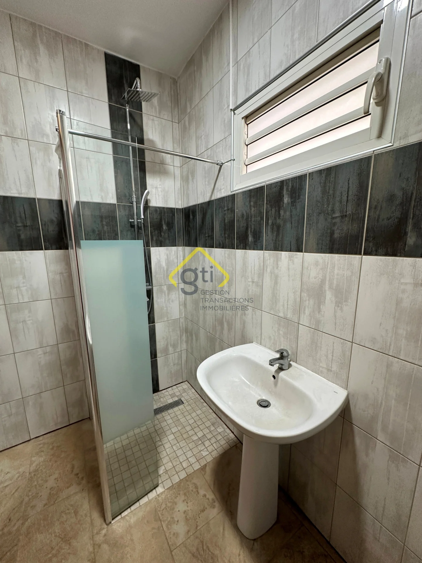 Photo 3 - Local à louer - Ancien 1 200 € 55 m² Sainte-Clotilde 97490