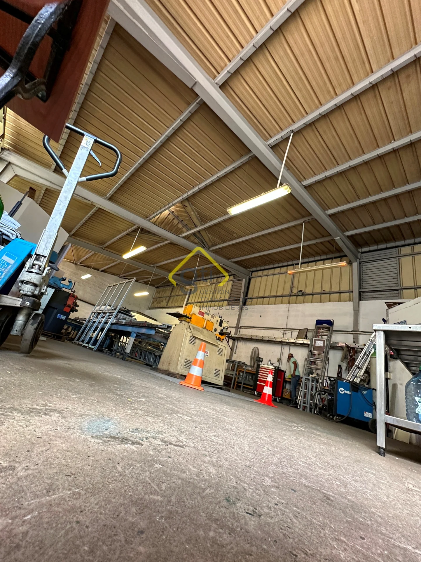 Photo 1 - Local à louer - Ancien 3 430 € 200 m² Sainte-Clotilde 97490