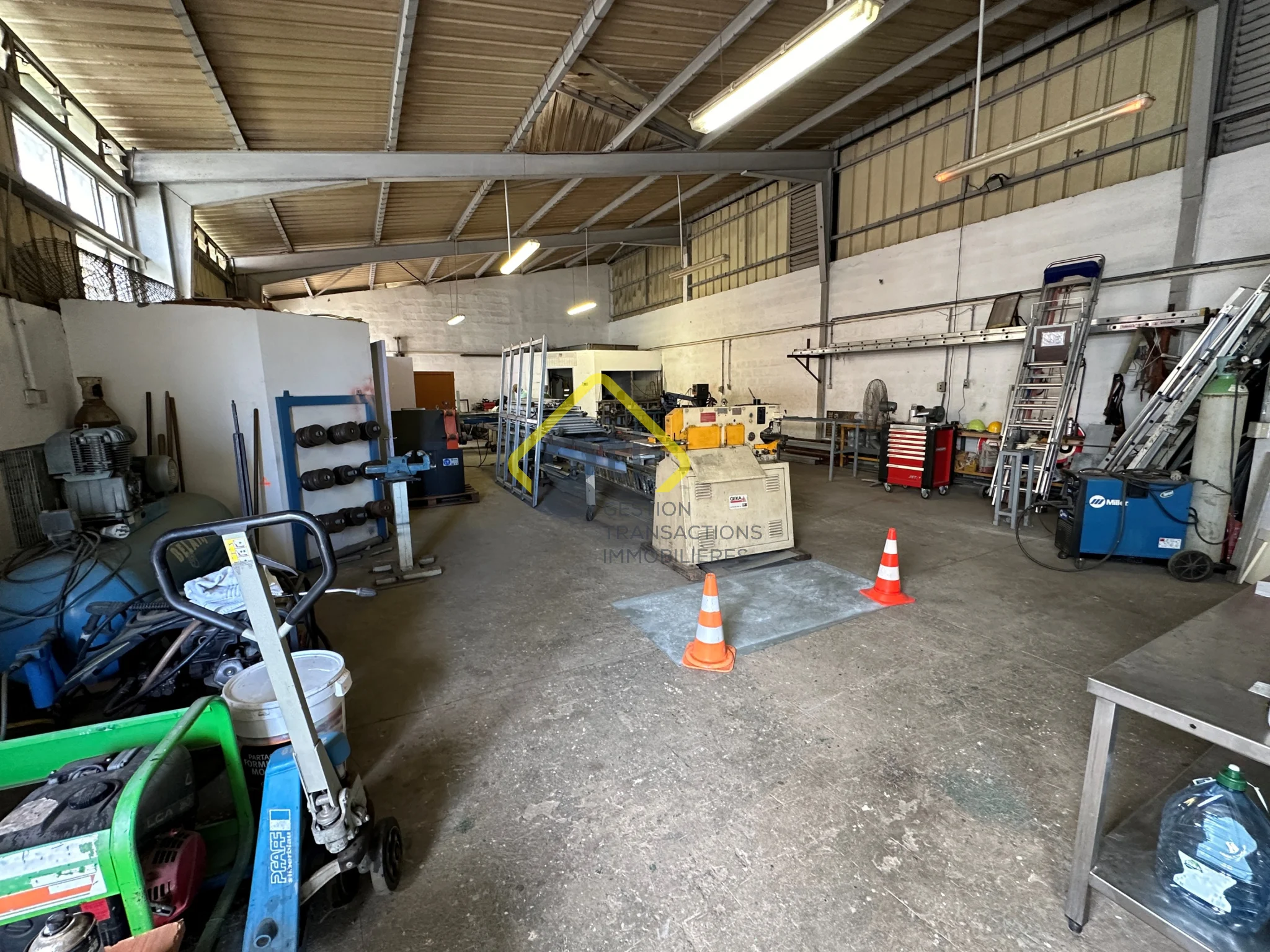 Photo 2 - Local à louer - Ancien 3 430 € 200 m² Sainte-Clotilde 97490