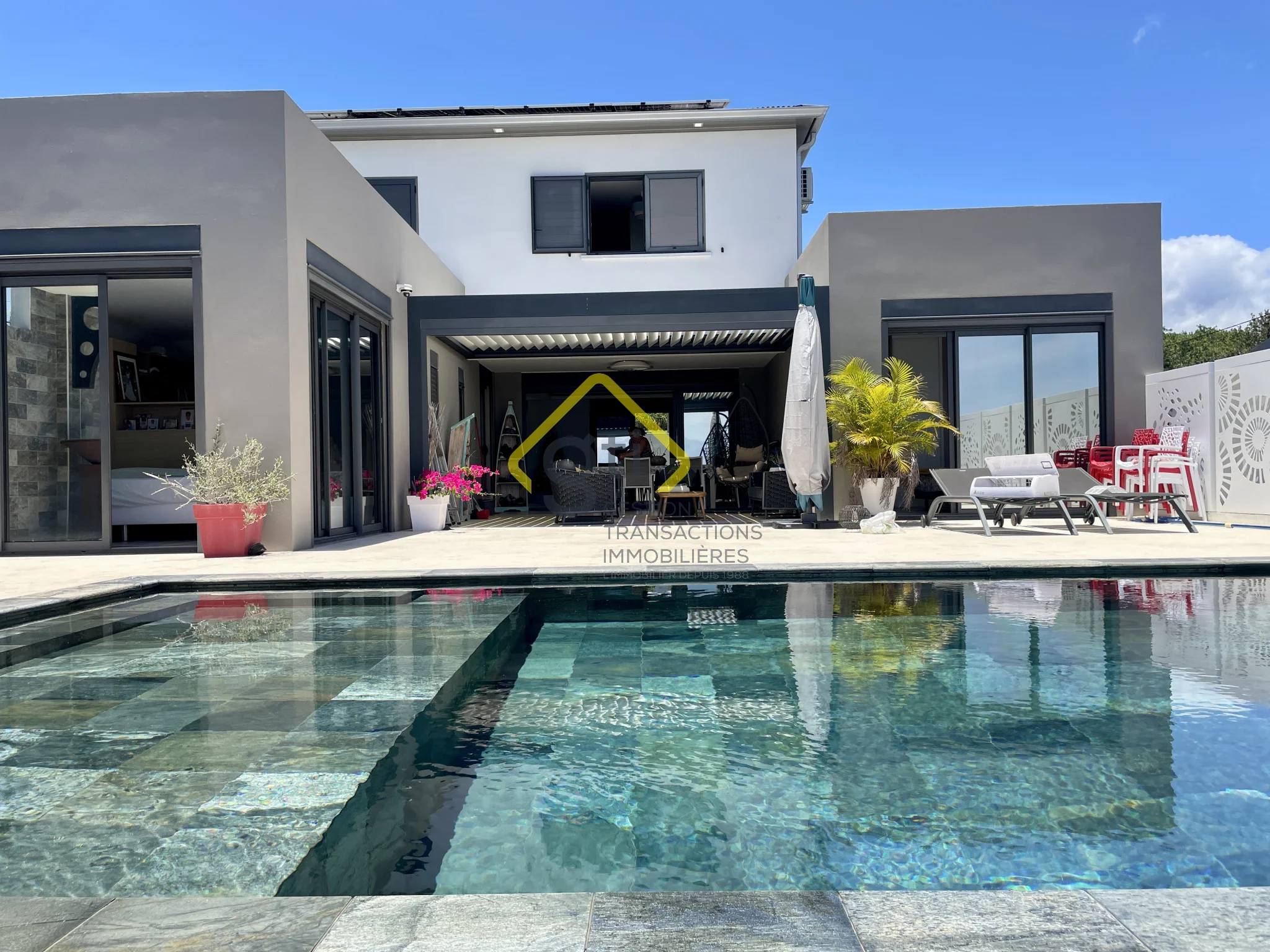 Photo 1 - Maison à vendre - Ancien 650 000 € 7 pièces 5 chambres 180 m² Sainte-Suzanne 97441