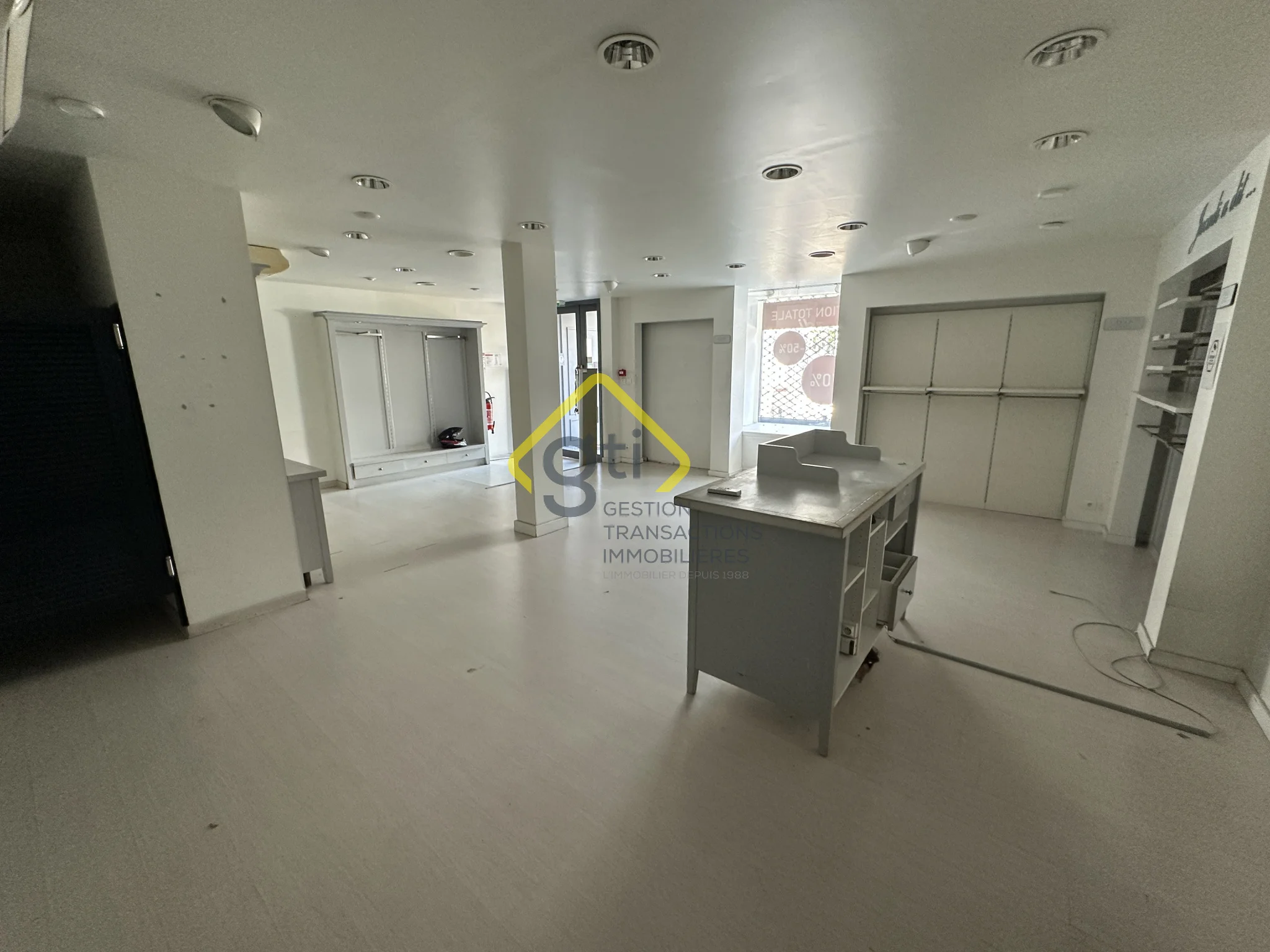 Photo 2 - Local à louer - Ancien 3 200 € 120 m² Saint-Denis 97400