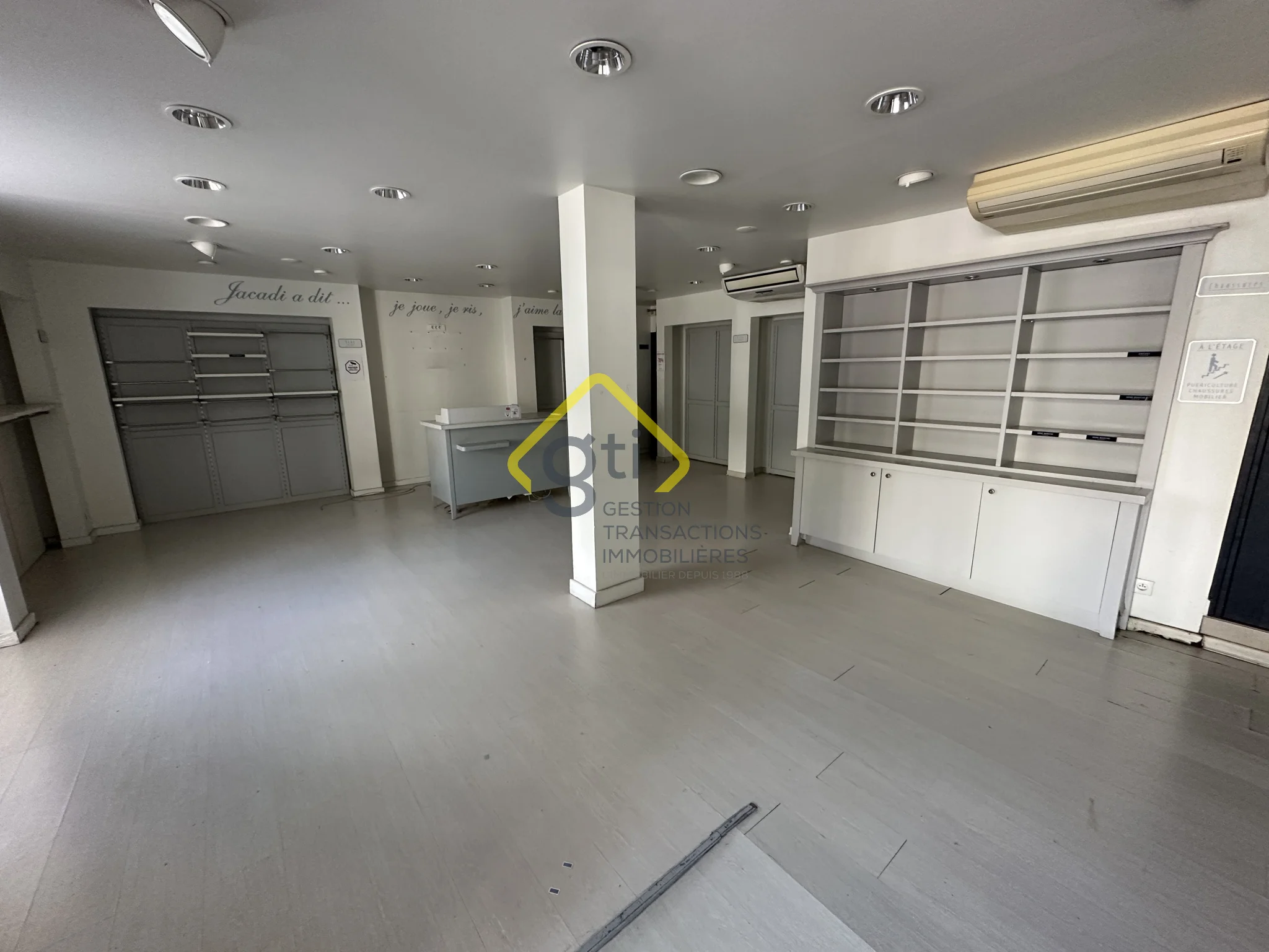 Photo 1 - Local à louer - Ancien 3 200 € 120 m² Saint-Denis 97400