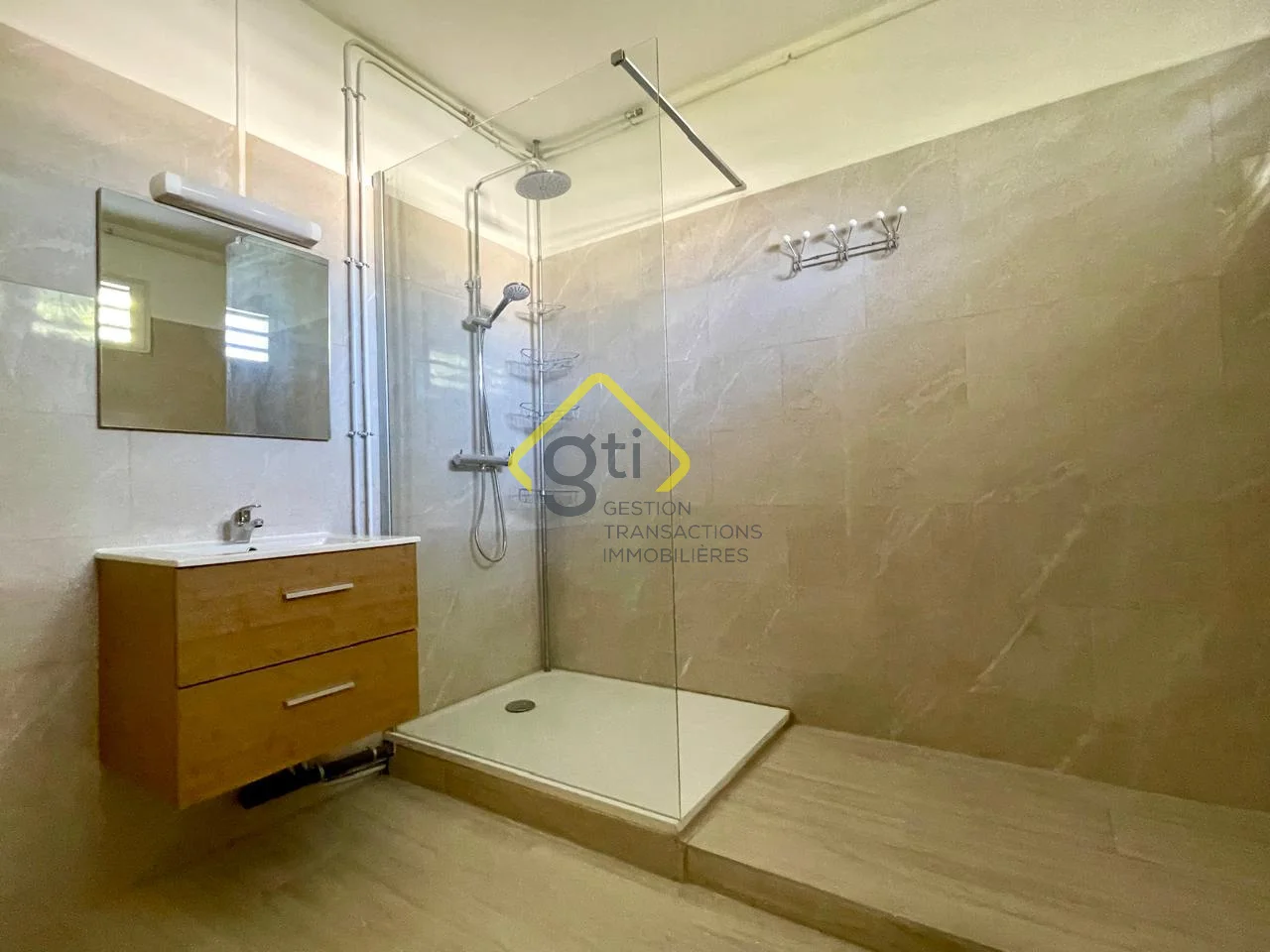 Photo 3 - Maison à louer - Ancien 860 € 3 pièces 2 chambres 67 m² Saint-Denis 97490