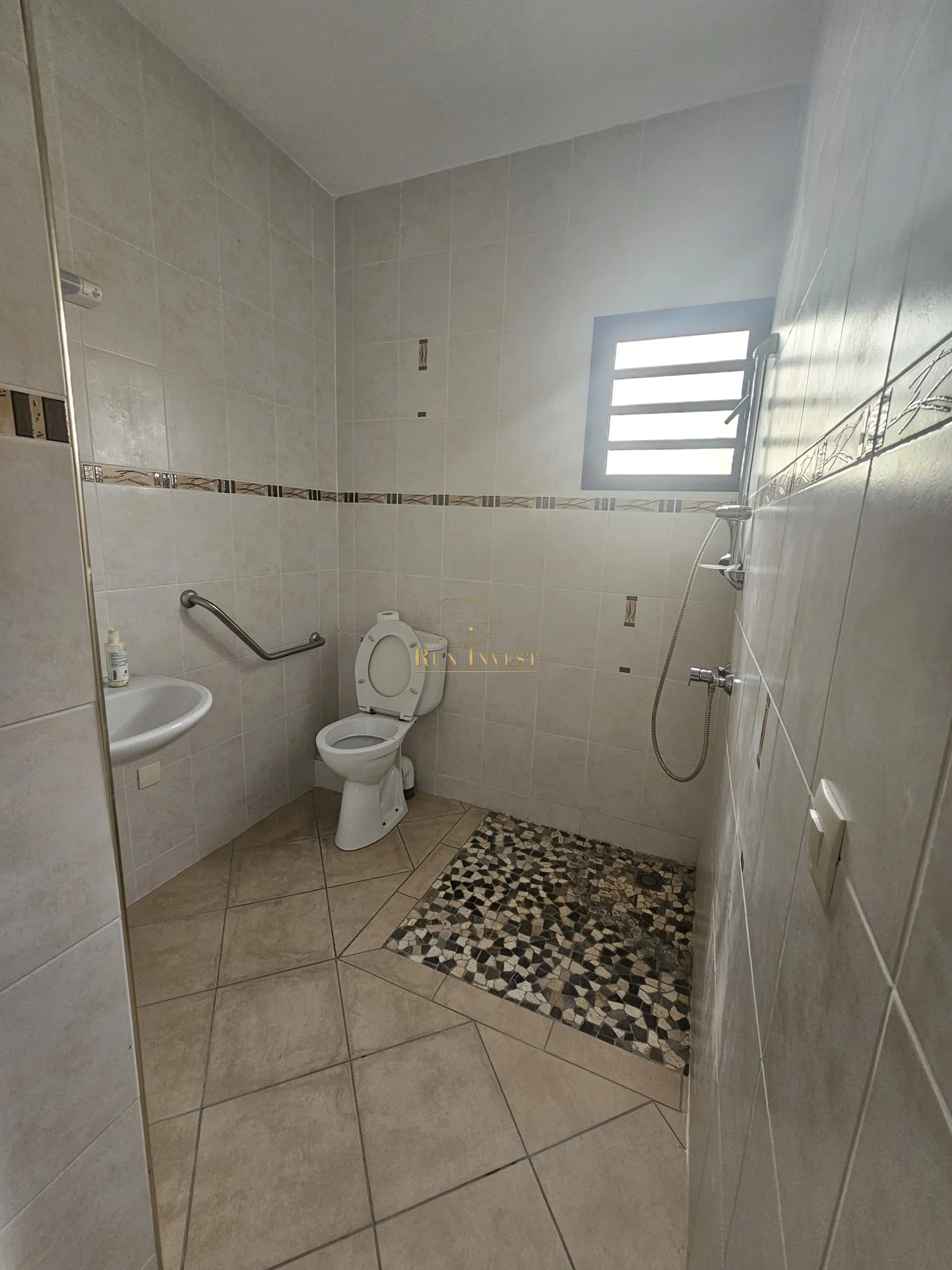 Photo 2 - Local à louer - Ancien 1 300 € 1 pièces 52 m² Saint-André 97440