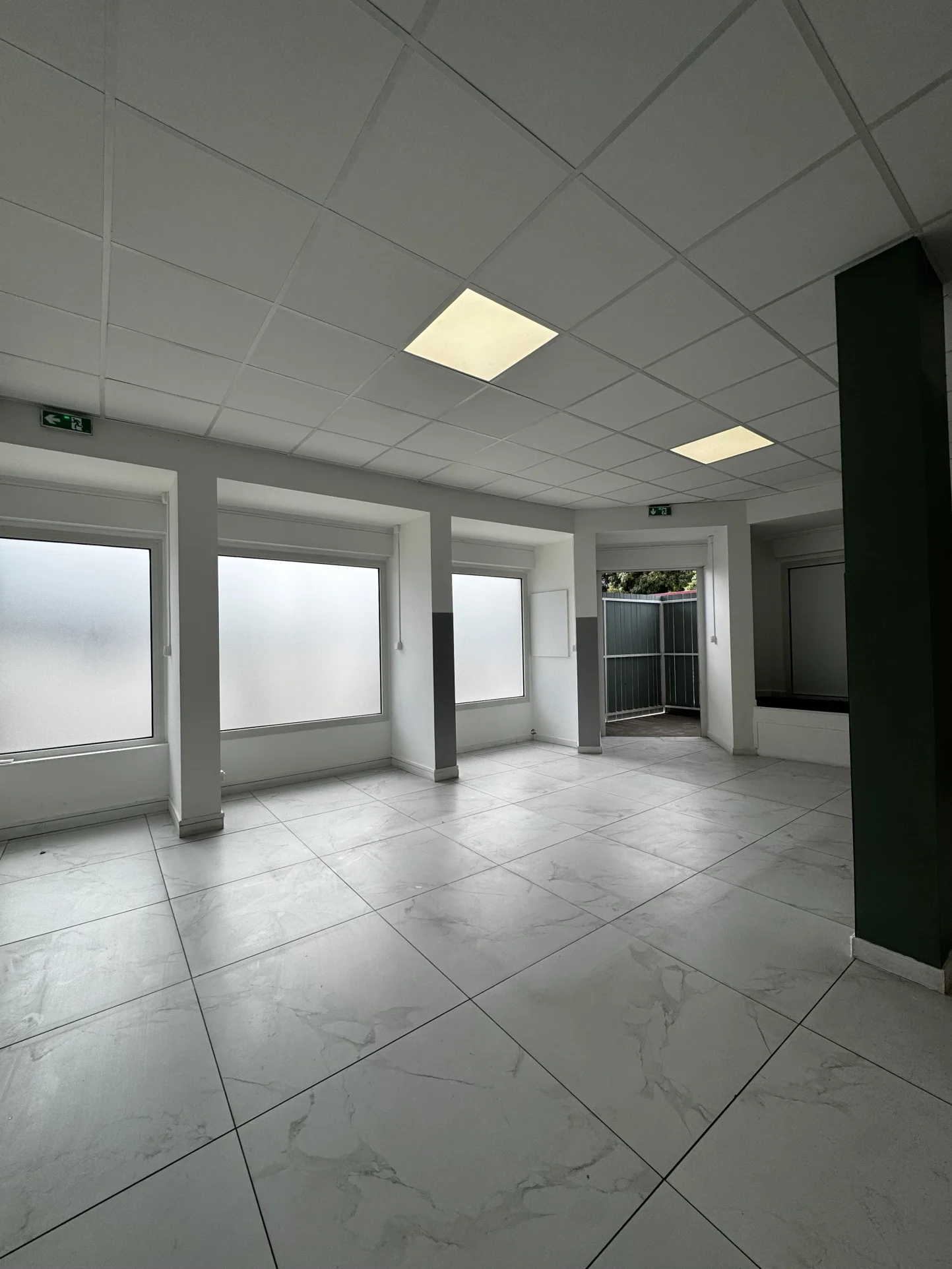 Photo 2 - Local à louer - Ancien 2 200 € 100 m² Saint-Pierre 97410