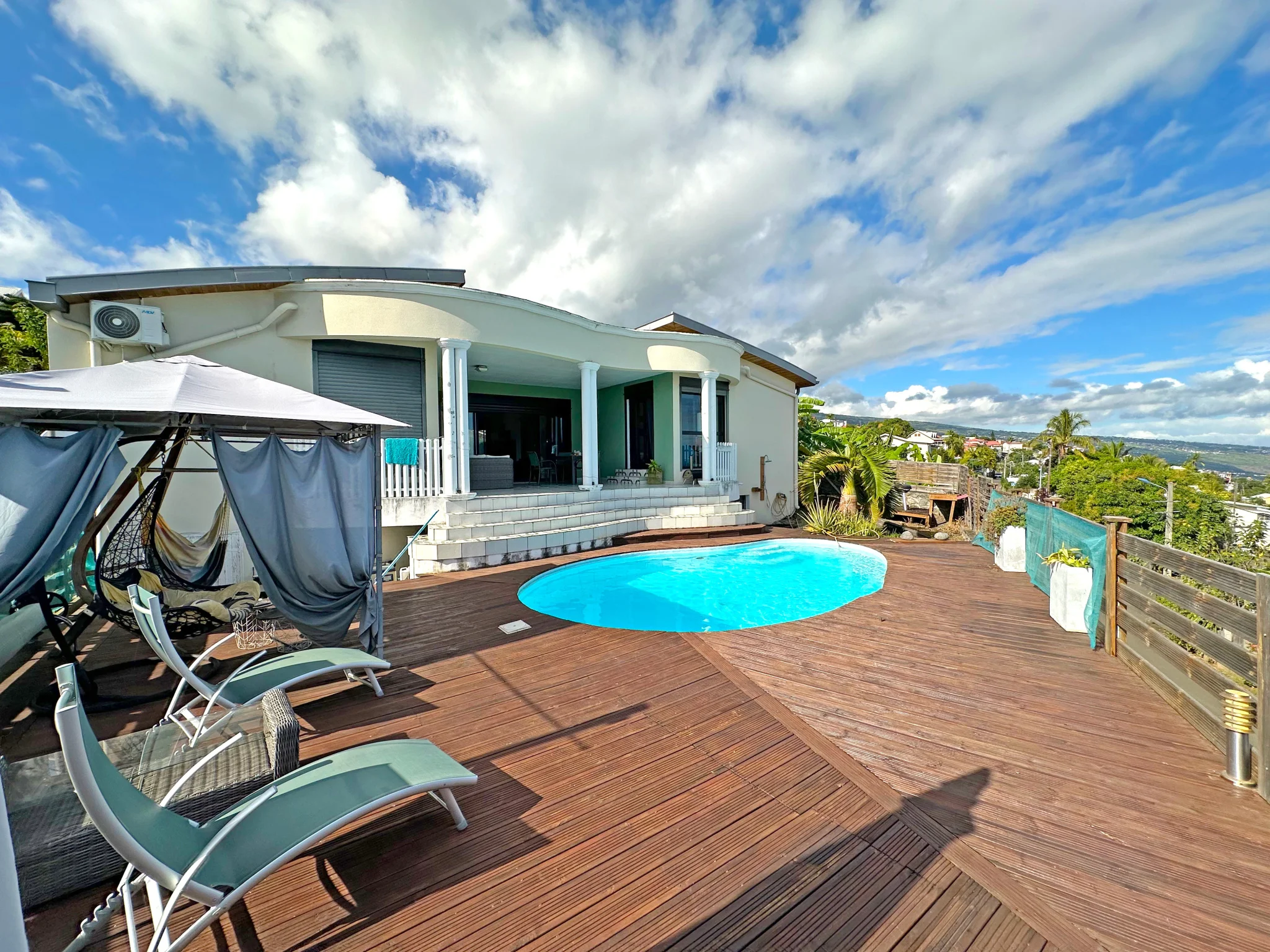 Photo 1 - Maison à vendre - Ancien 575 000 € 4 pièces 3 chambres 247.38 m² Possession 97419