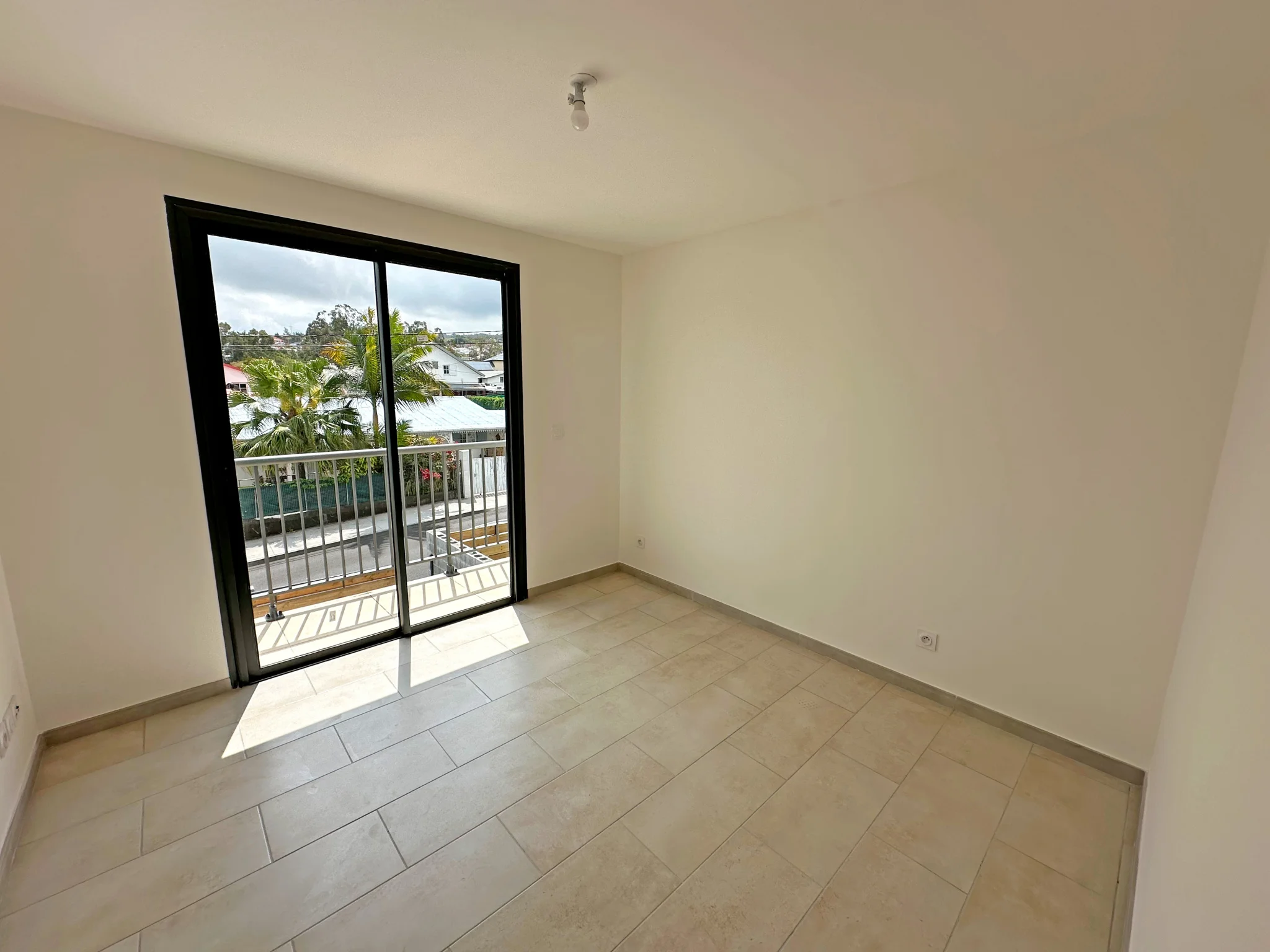 Photo 3 - Maison à louer - Ancien 1 350 € 4 pièces 3 chambres 86 m² Tampon 97430