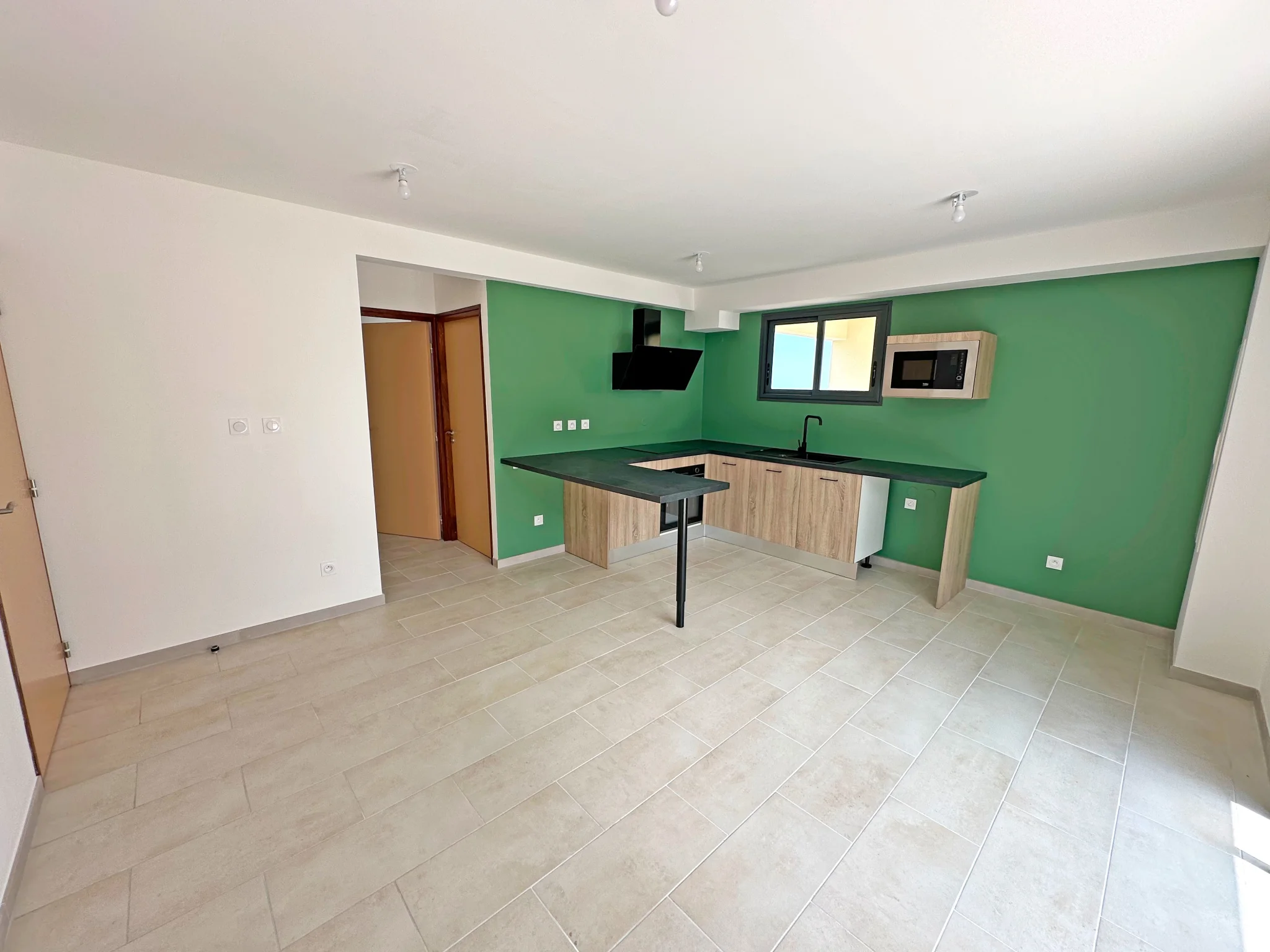 Photo 1 - Maison à louer - Ancien 1 350 € 4 pièces 3 chambres 86 m² Tampon 97430