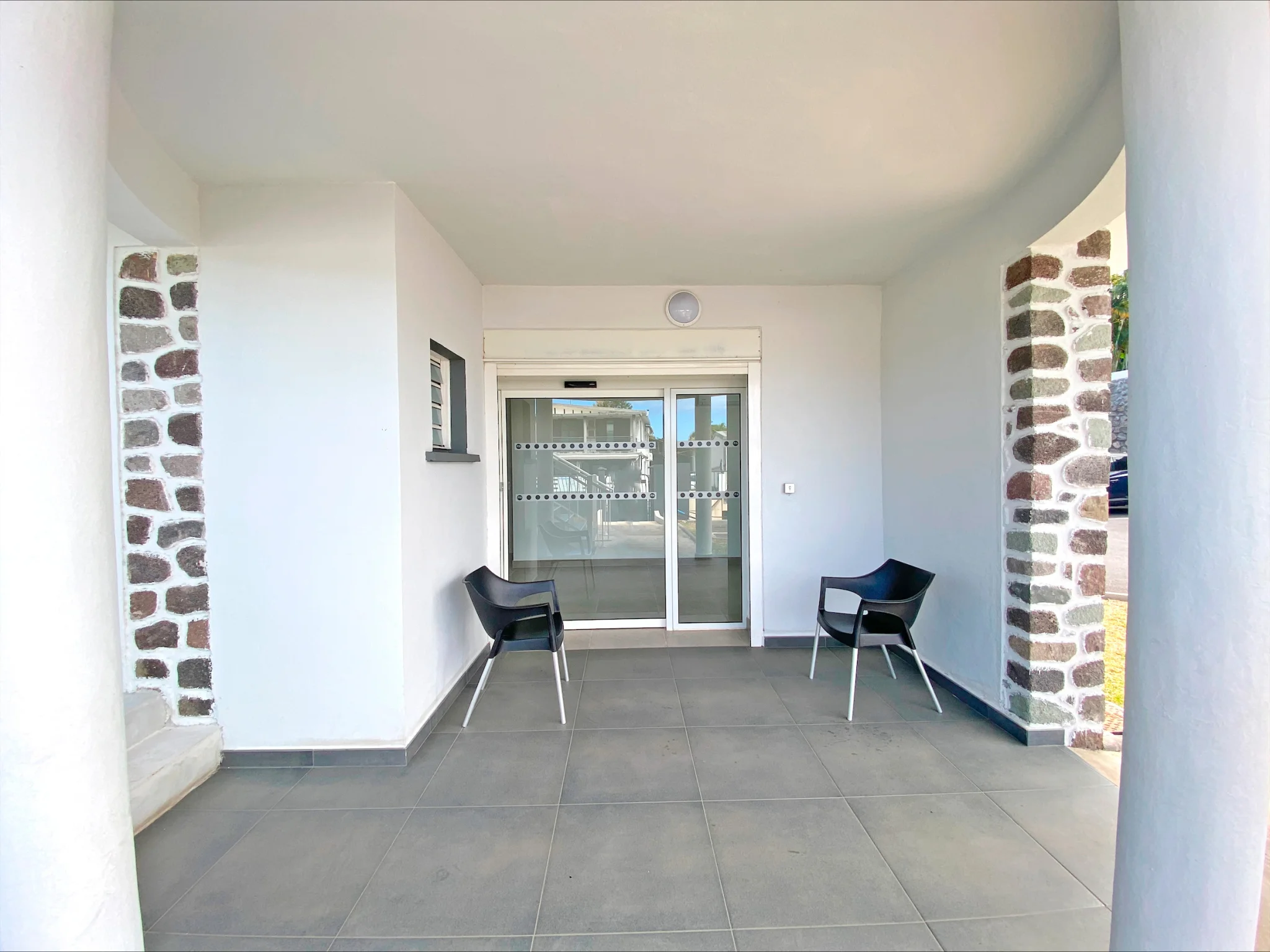 Photo 1 - Local à louer - Ancien 1 900 € 90 m² Saint-Louis 97421