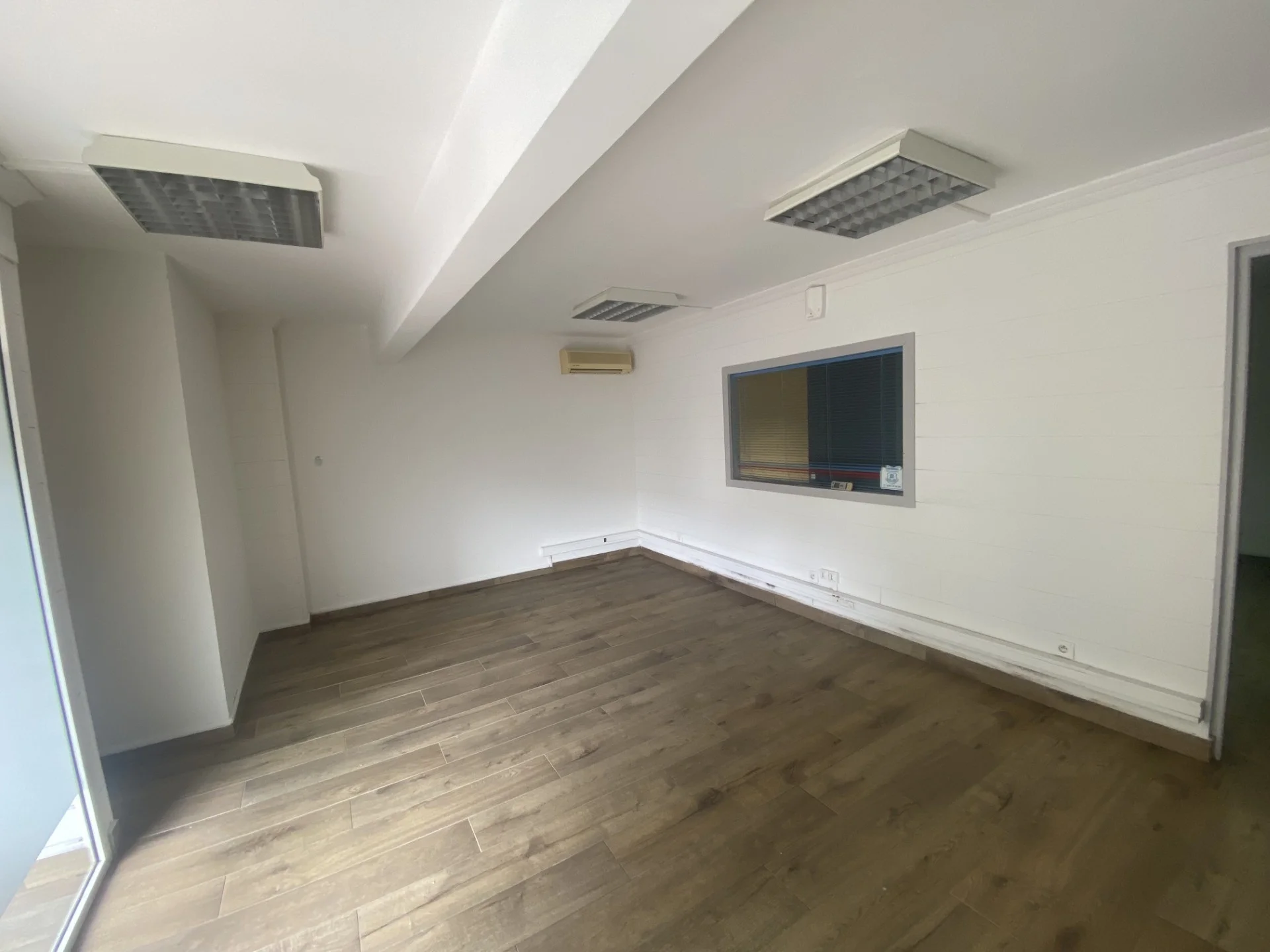 Photo 2 - Local à louer - Ancien 1 400 € 74 m² Saint-André 97440