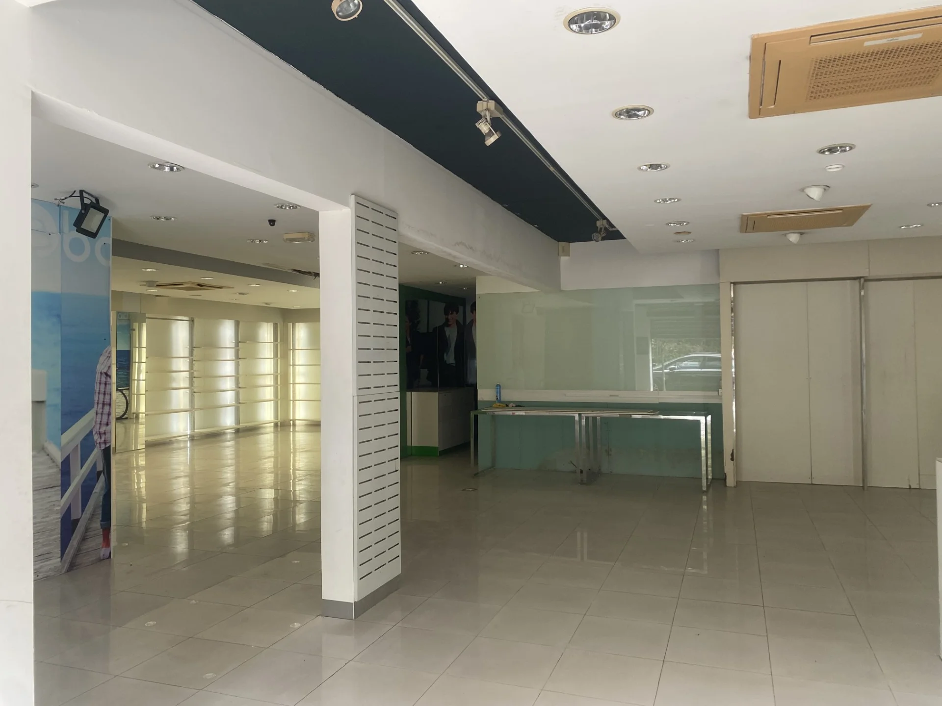 Photo 1 - Local à louer - Ancien 3 000 € 192 m² Saint-André 97440