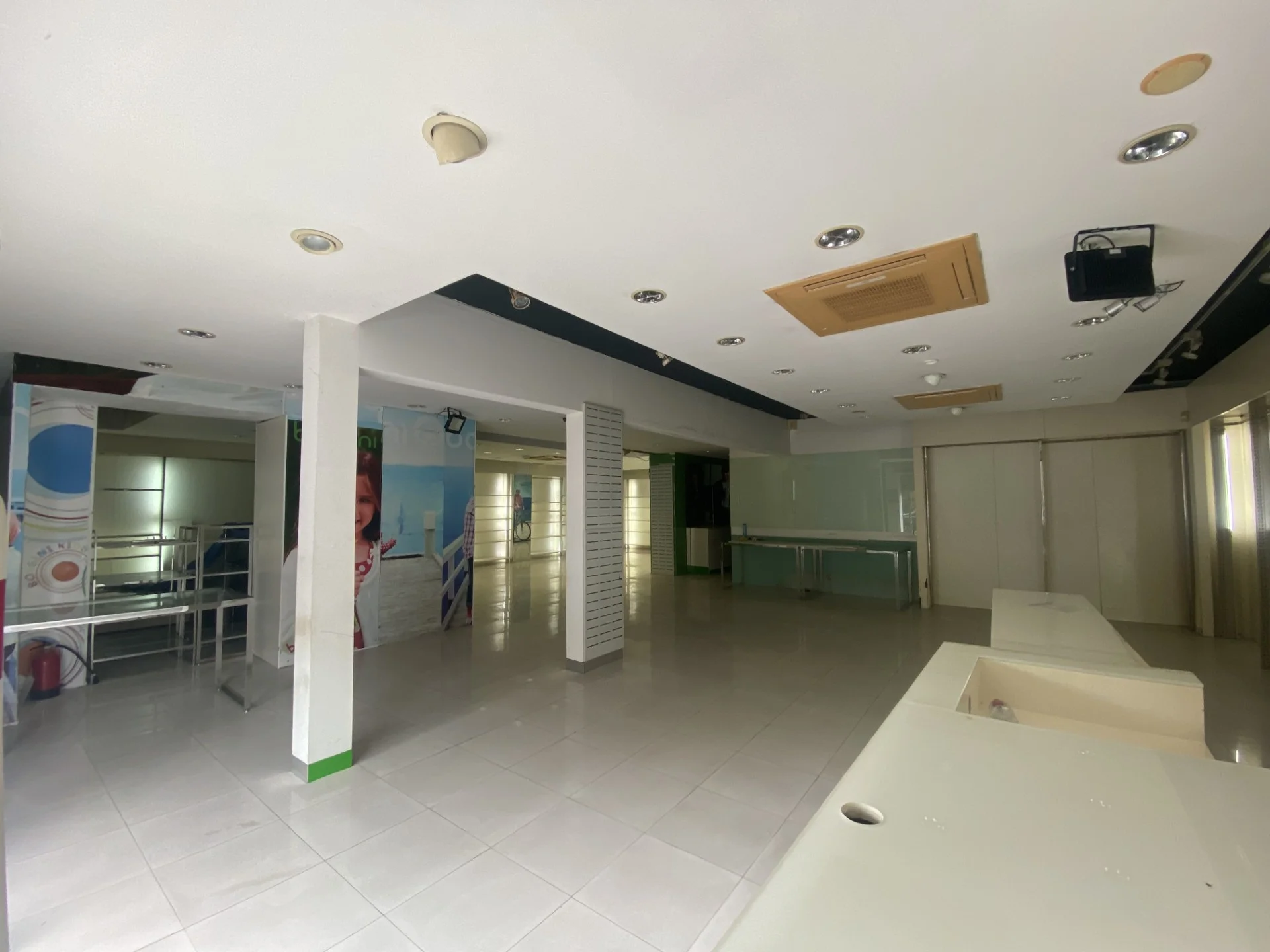 Photo 2 - Local à louer - Ancien 3 000 € 192 m² Saint-André 97440