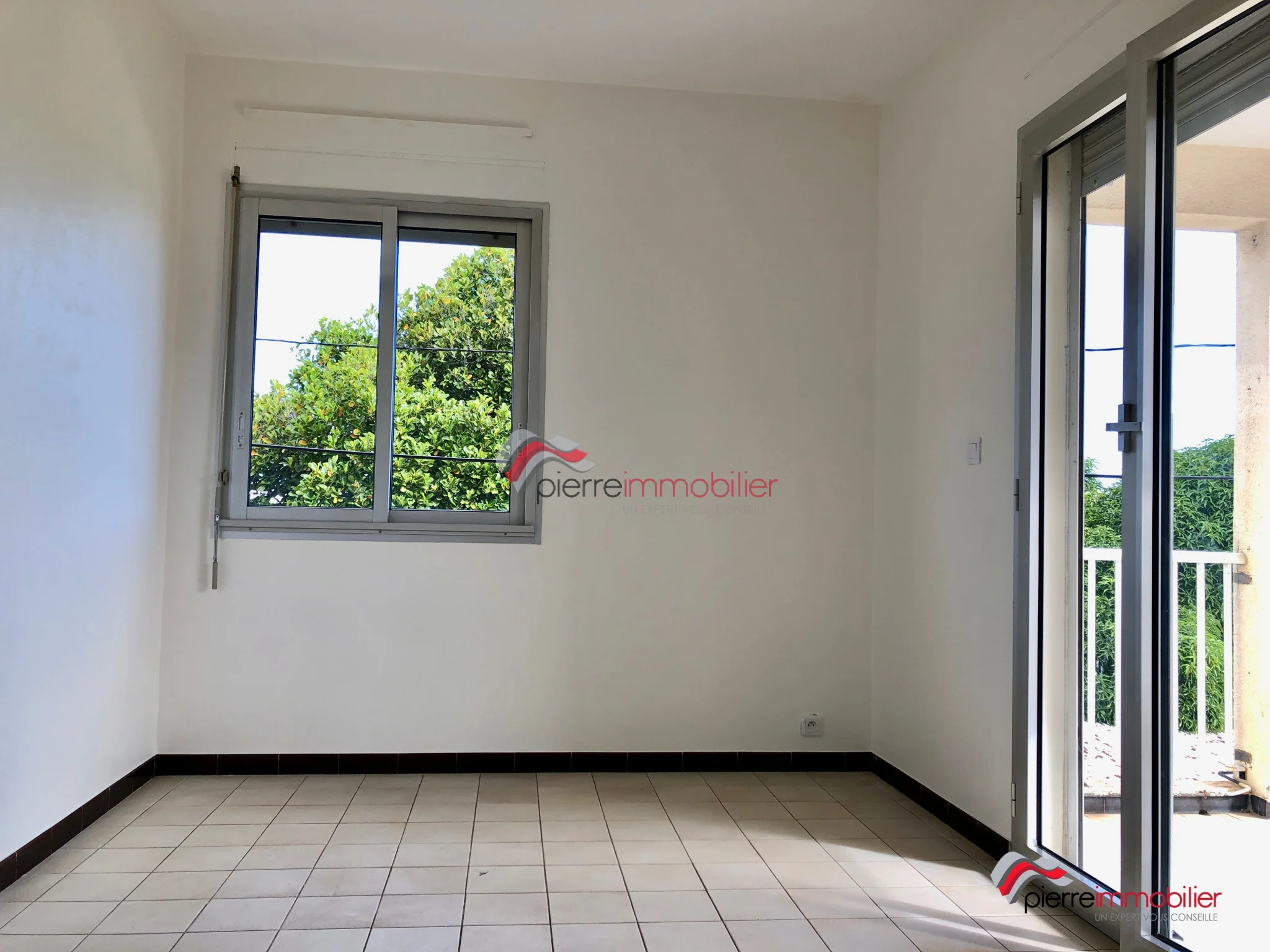 Photo 2 - Appartement à louer - Ancien 642 € 2 pièces 1 chambres 36 m² Saint-Pierre 97410