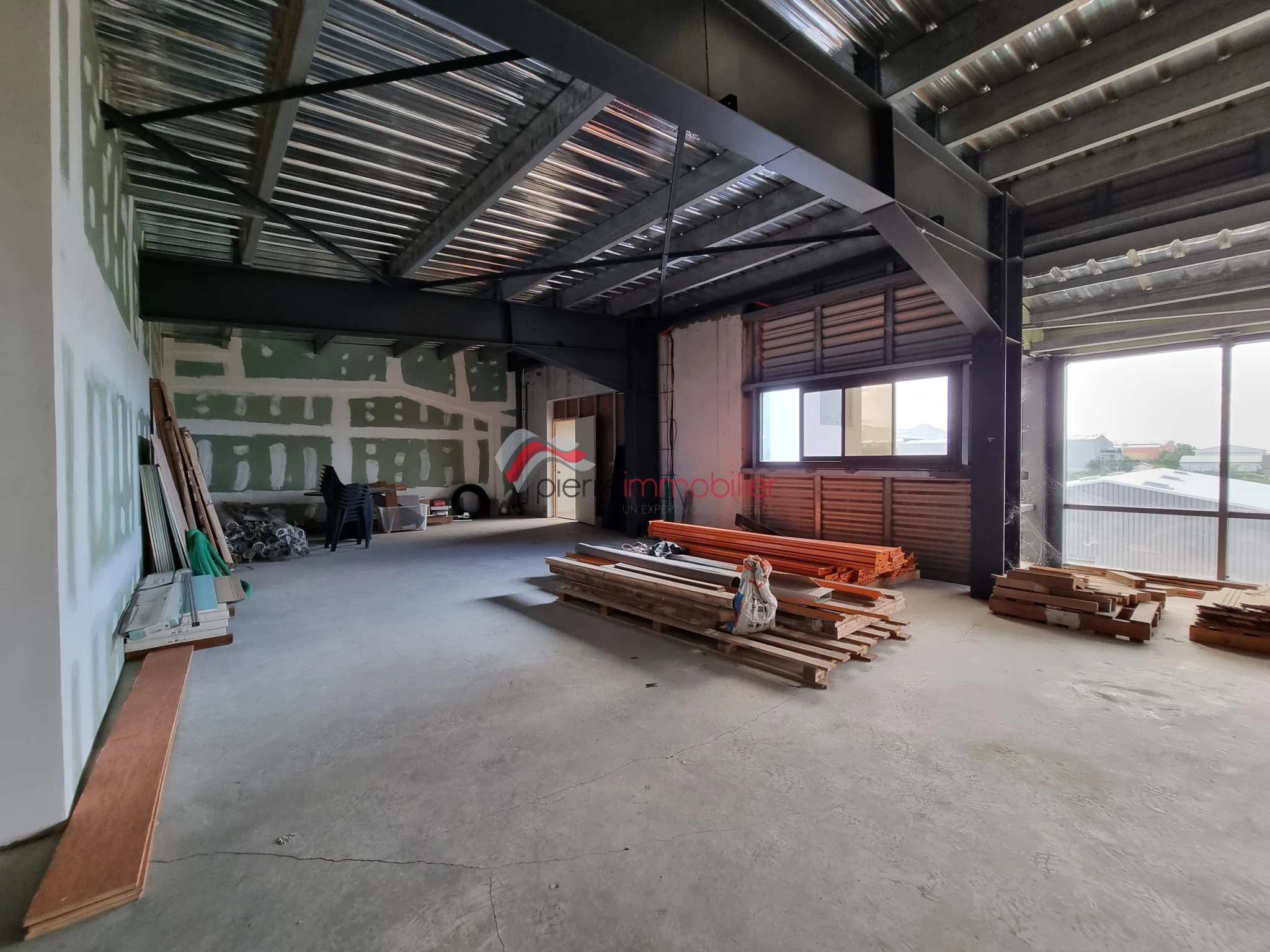 Photo 2 - Local à louer - Ancien 2 000 € 150 m² Saint-Pierre 97410