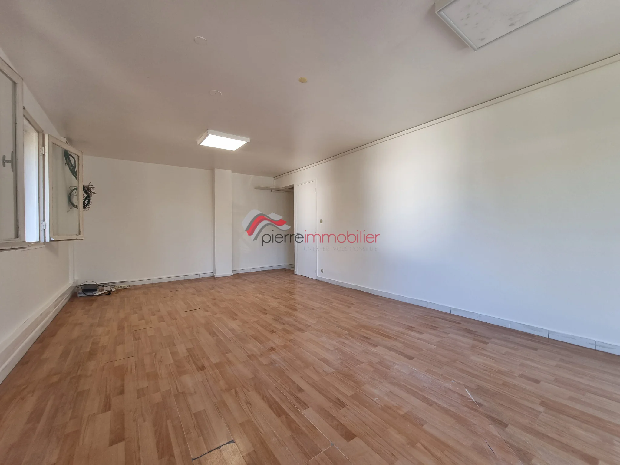 Photo 1 - Local à louer - Ancien 700 € 33 m² Saint-Pierre 97410