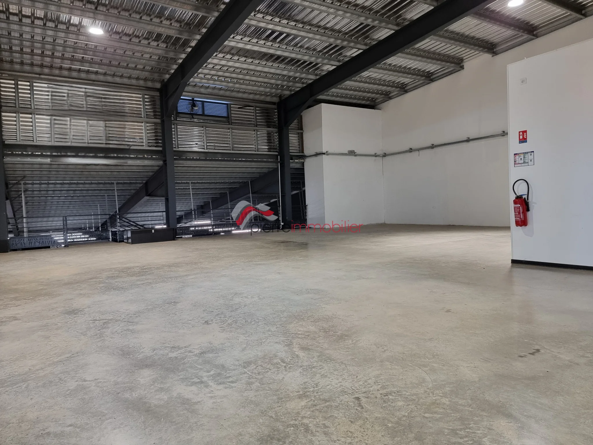 Photo 1 - Local à louer - Ancien 10 000 € 950 m² Saint-Pierre 97410