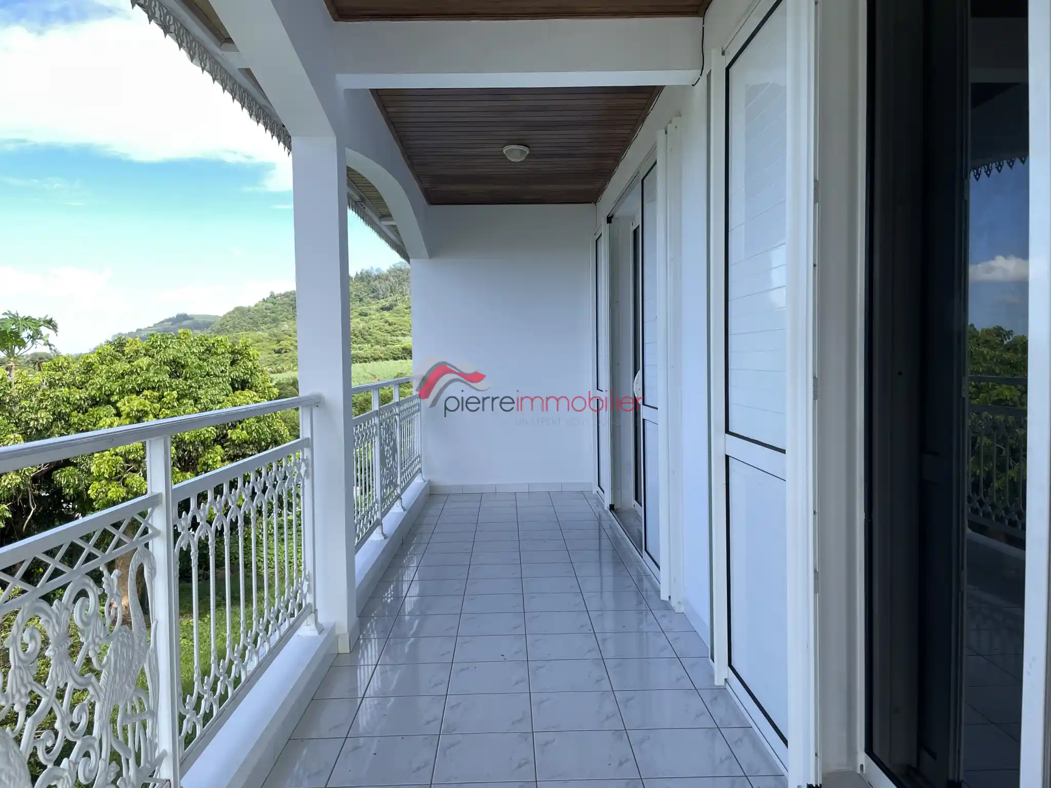 Photo 1 - Maison à louer - Ancien 1 100 € 5 pièces 4 chambres 113 m² Saint-Joseph 97480