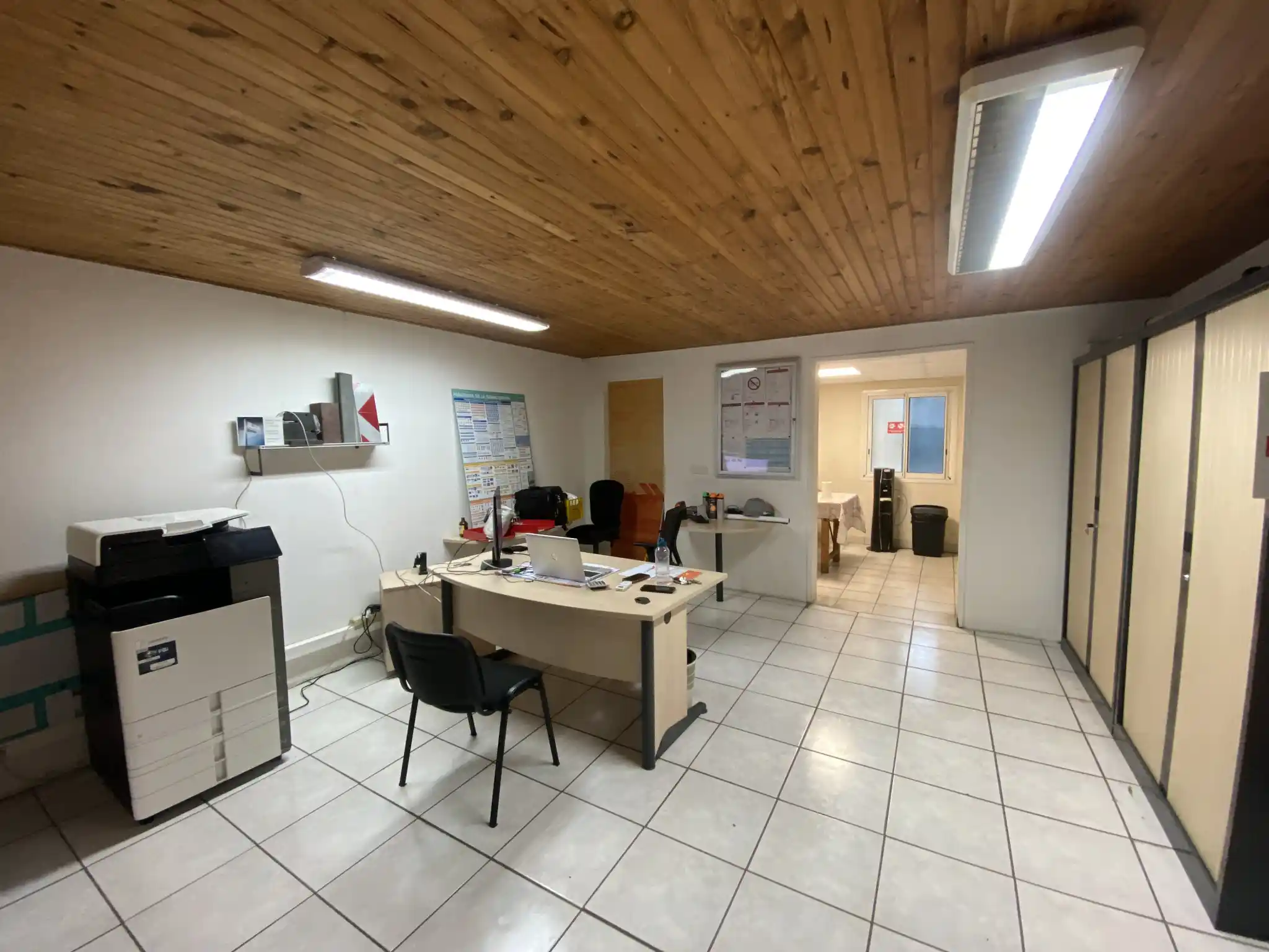 Photo 1 - Local / Bureaux à louer - Ancien 2 250 € 140 m² Le Port 97420