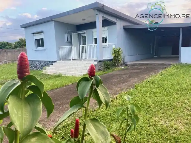 Photo 1 - Maison à louer - Ancien 991,69 € 4 pièces 3 chambres 90.71 m² Saint-Benoît 97470