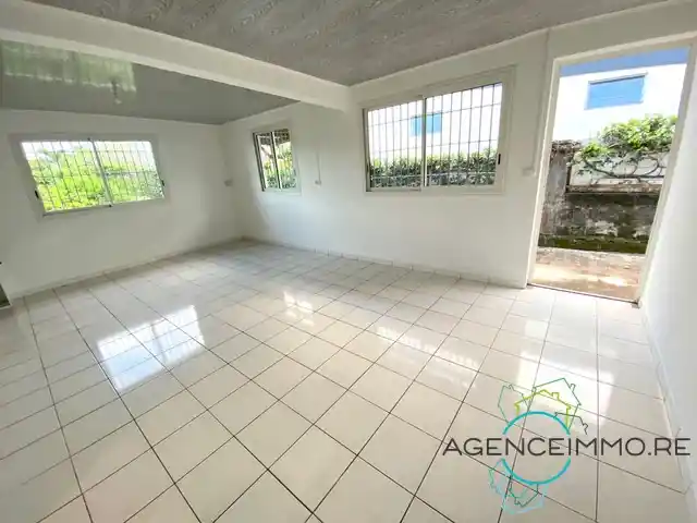 Photo 3 - Maison à louer - Ancien 991,69 € 4 pièces 3 chambres 90.71 m² Saint-Benoît 97470