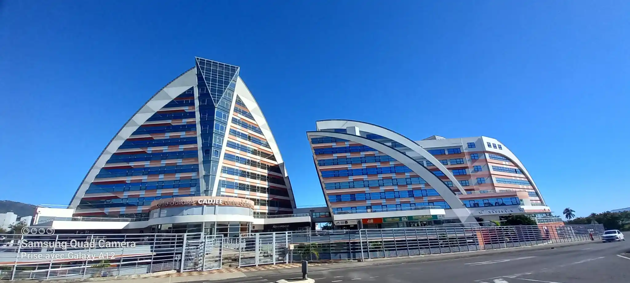 Photo 1 - Local / Bureaux à louer - Ancien 871,4 € 29.7 m² Saint-Denis 97490