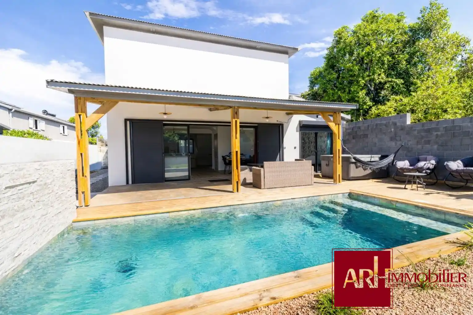 Photo 1 - Maison à vendre - Ancien 445 000 € 6 pièces 4 chambres 130 m² Saint-Pierre 97410