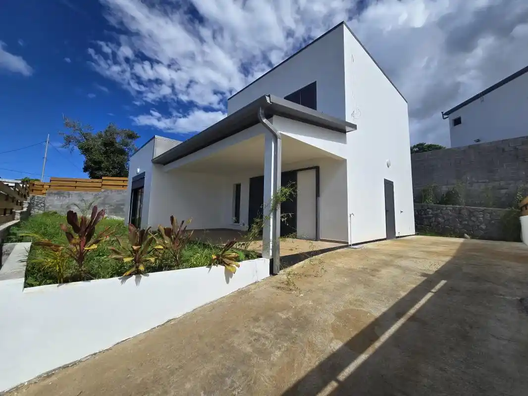 Photo 1 - Maison à louer - Ancien 1 450 € 4 pièces 97 m² Saint-André 97440