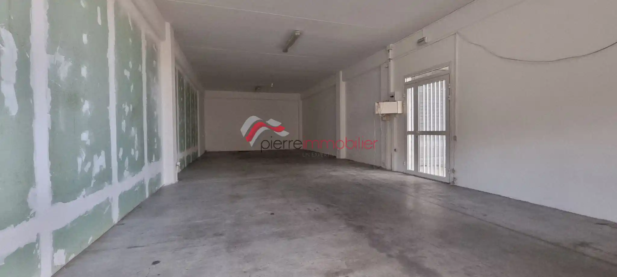 Photo 1 - Local / Bureaux à louer - Ancien 1 800 € 101 m² Saint-Pierre 97410