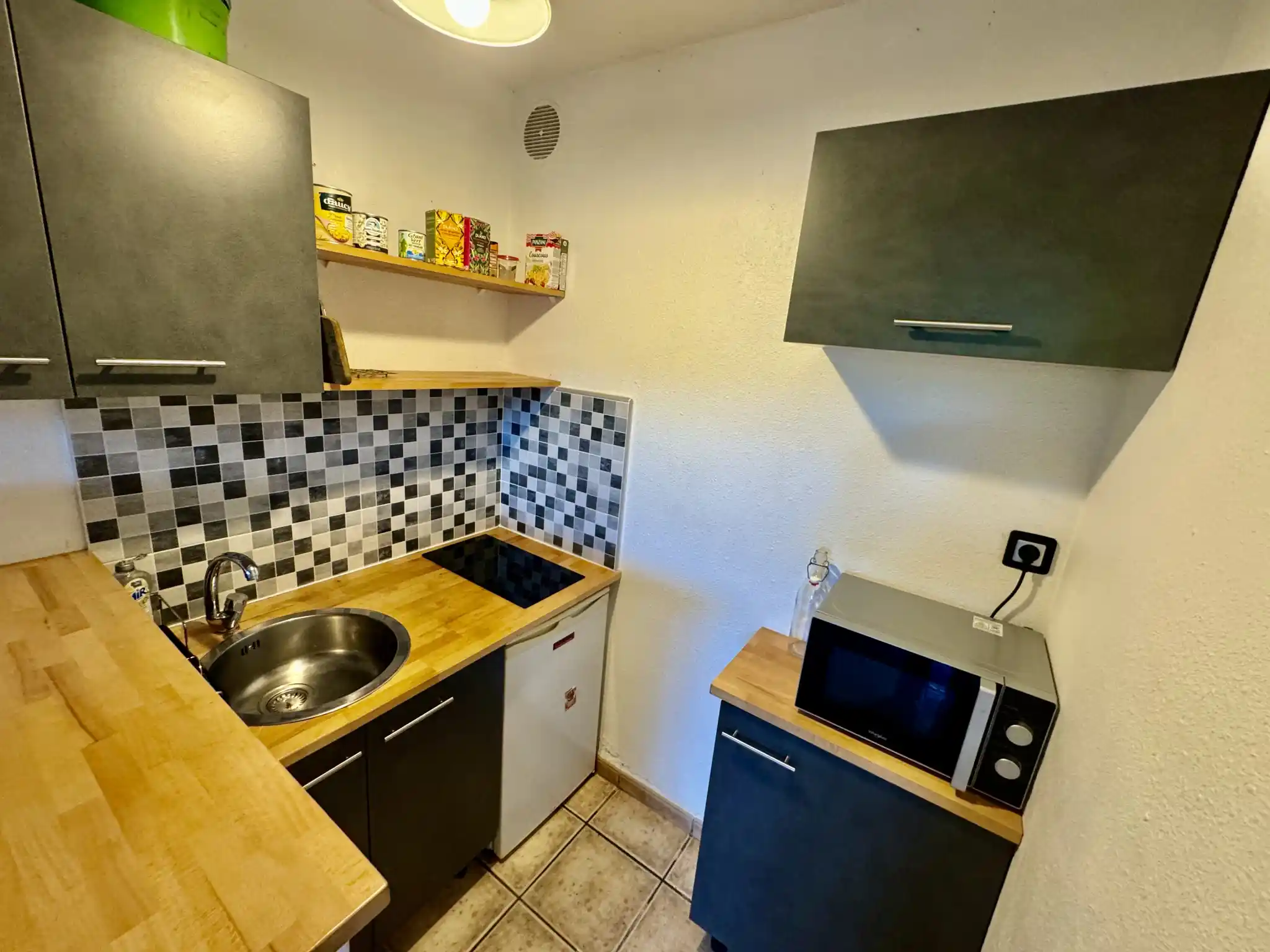 Photo 3 - Appartement à louer - Ancien 700 € 1 pièces 21 m² Saint-Paul Saint-Gilles les Bains 97434
