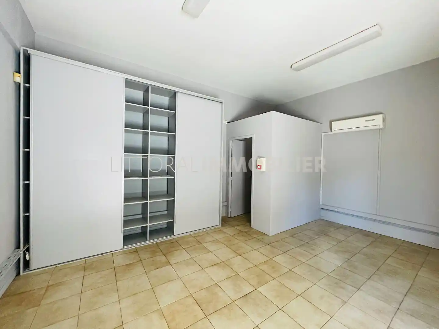 Photo 2 - Local / Bureaux à louer - Ancien 2 300 € 2 pièces 180.33 m² Saint-Paul Saint-Gilles les Bains 97434