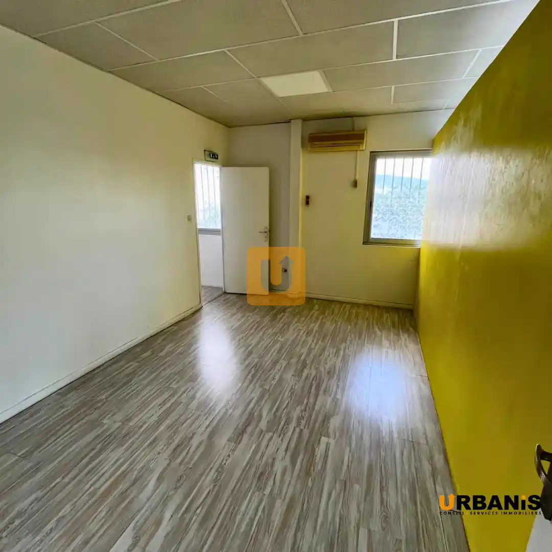 Photo 1 - Local / Bureaux à louer - Ancien 2 500 € 220 m² Saint-Denis Sainte-clotilde 97490