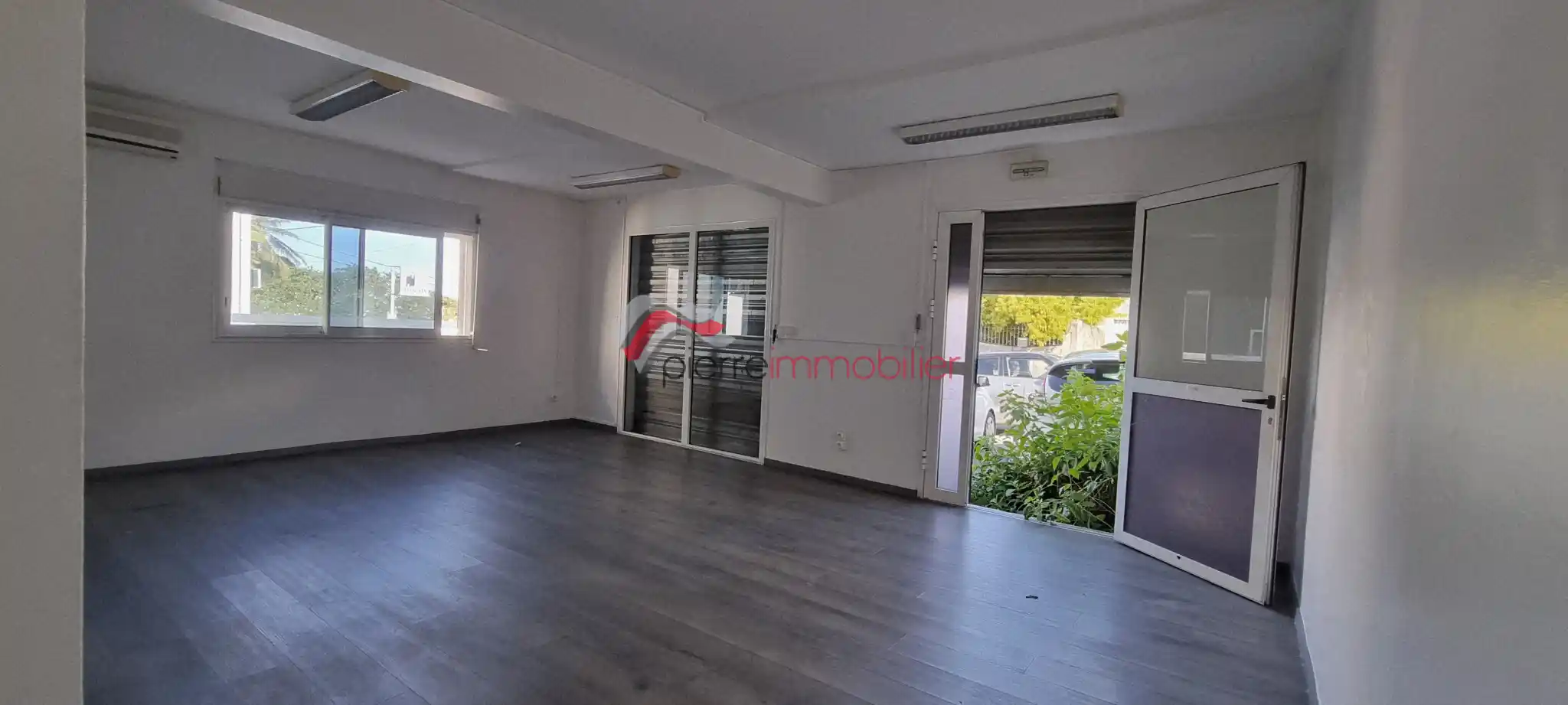 Photo 1 - Local / Bureaux à louer - Ancien 1 350 € 55 m² Saint-Pierre 97410