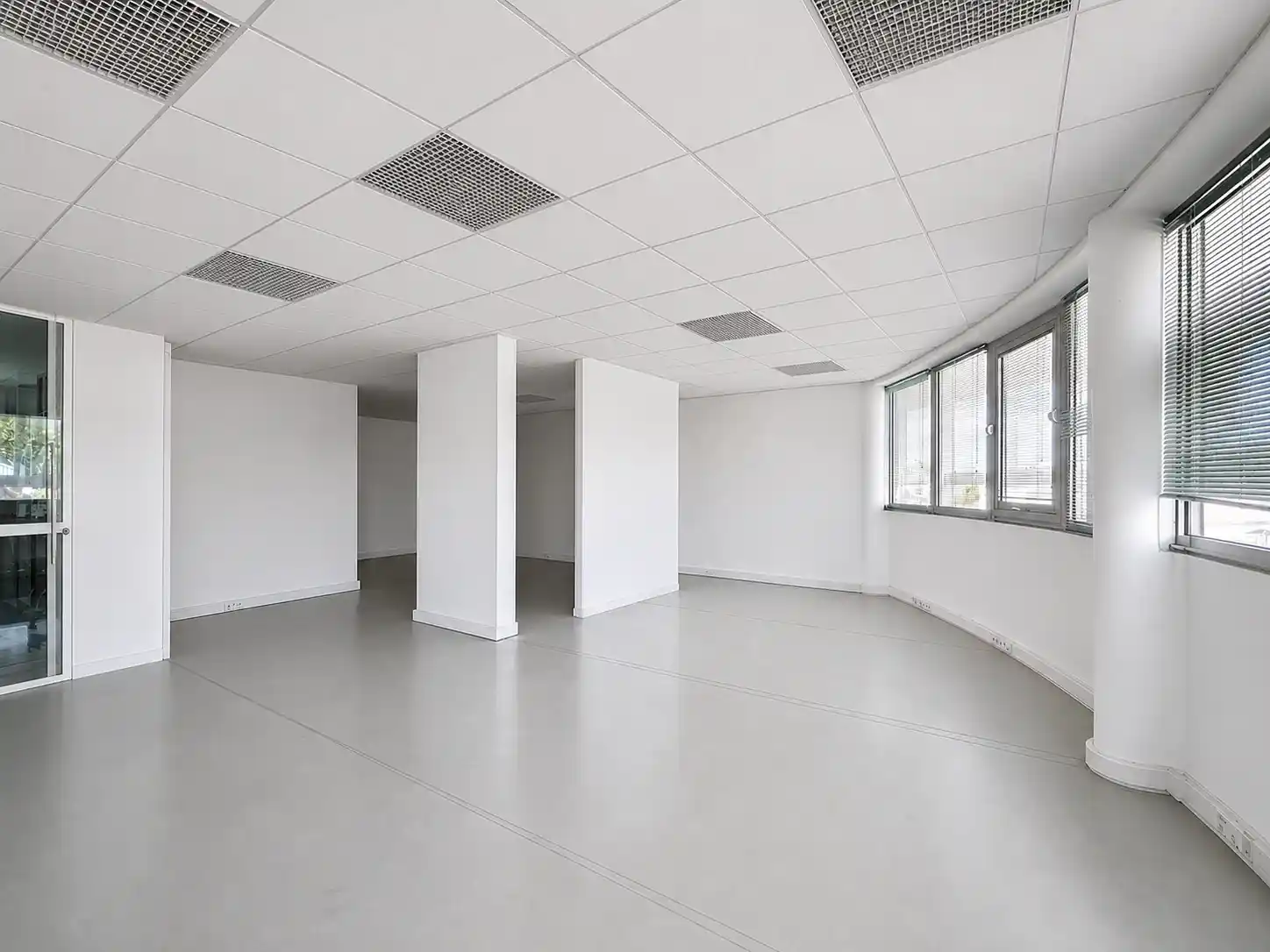 Photo 2 - Local / Bureaux à louer - Ancien 2 250 € 105 m² Le Port 97420