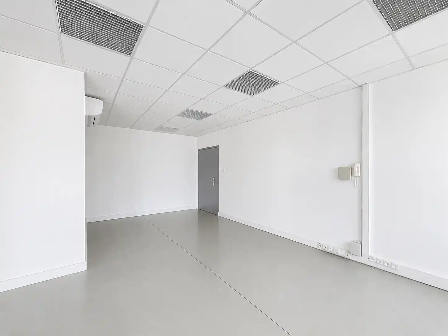 Photo 3 - Local / Bureaux à louer - Ancien 2 250 € 105 m² Le Port 97420