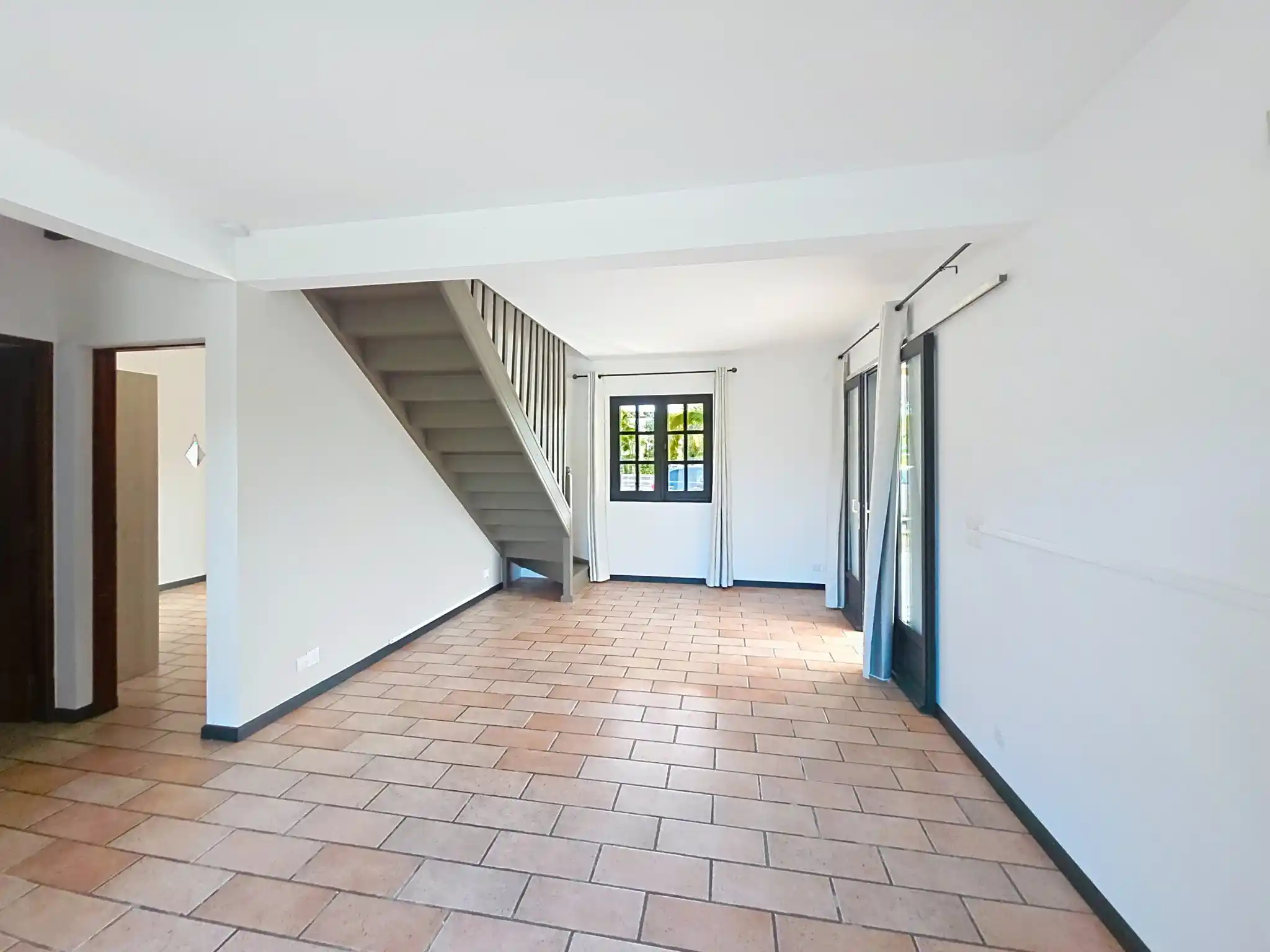 Photo 3 - Maison à louer - Ancien 2 500 € 4 pièces 3 chambres 122 m² L'Étang-Salé 97427