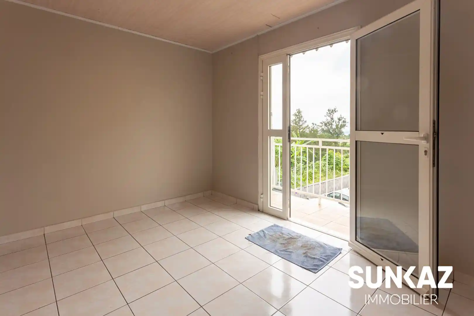 Photo 1 - Local / Bureaux à louer - Ancien 850 € 3 pièces 66 m² Le Tampon 97430