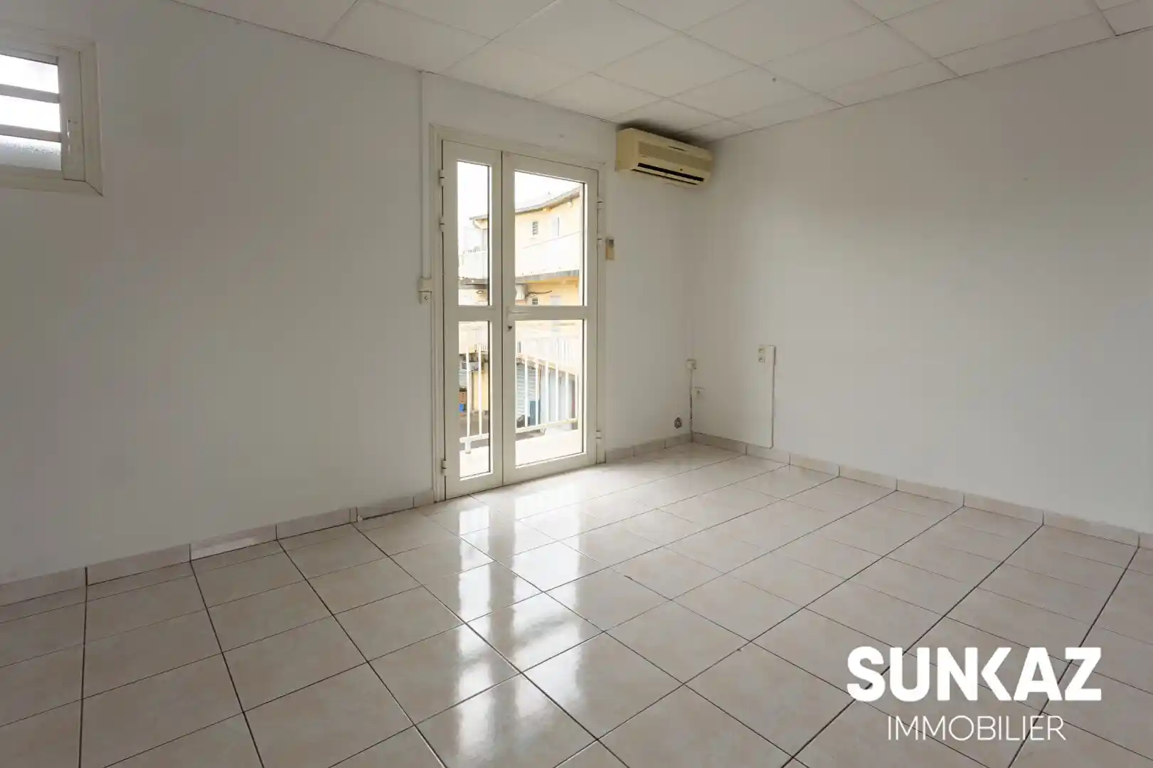 Photo 2 - Local / Bureaux à louer - Ancien 850 € 3 pièces 66 m² Le Tampon 97430
