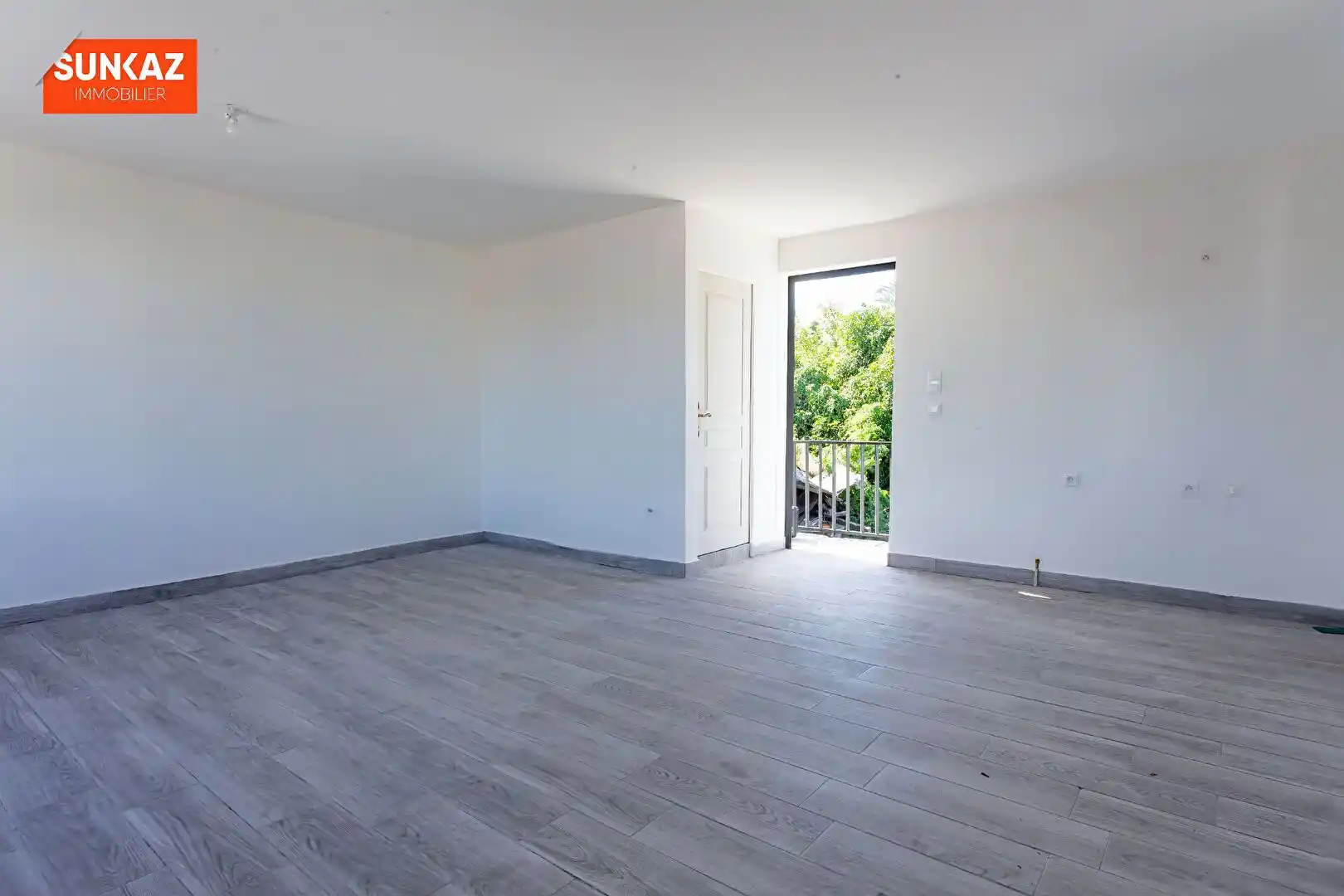 Photo 2 - Local / Bureaux à louer - Ancien 800 € 35 m² Saint-Pierre 97410