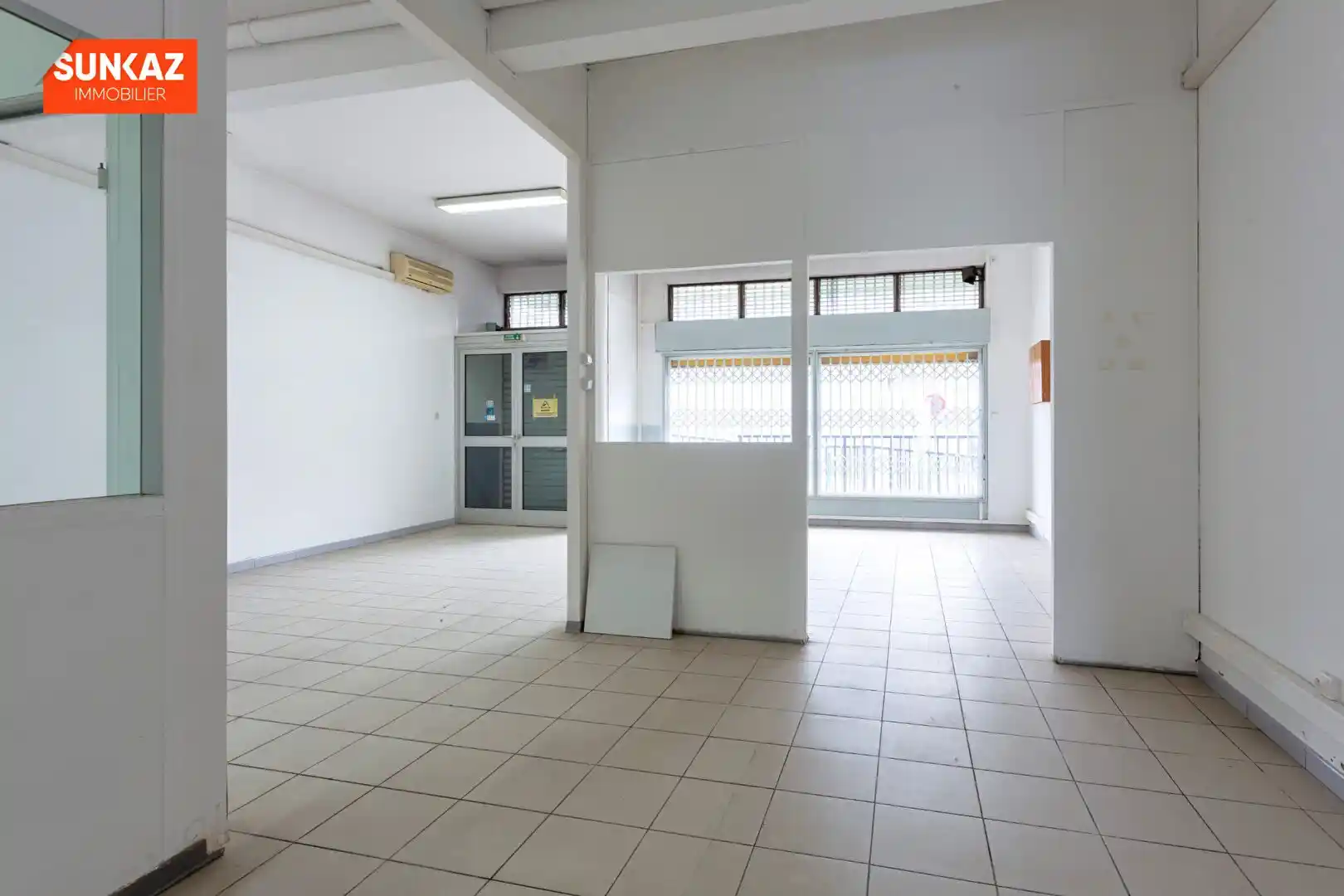 Photo 2 - Local / Bureaux à louer - Ancien 900 € 65 m² Le Port 97420