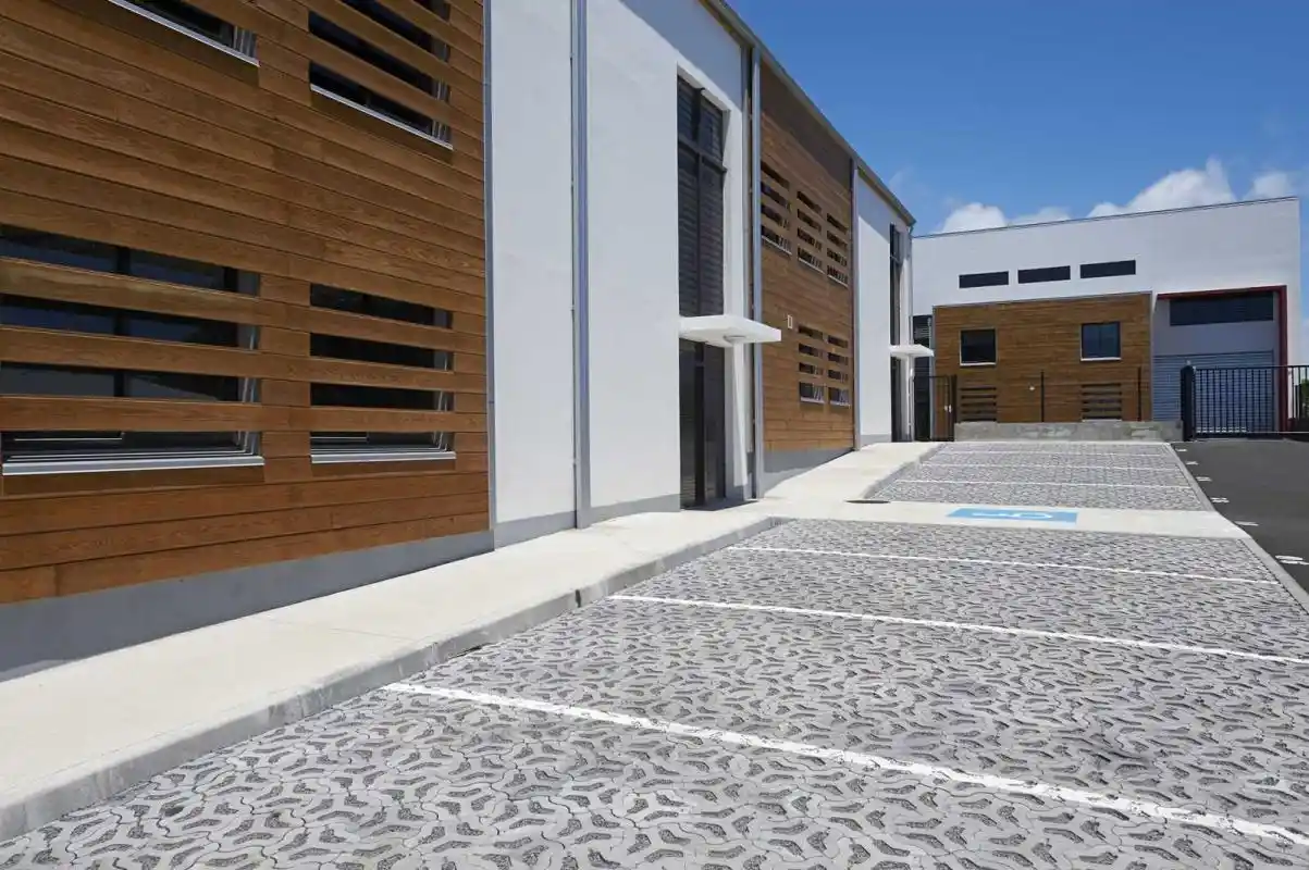 Photo 2 - Local / Bureaux à louer - Ancien 2 285,46 € 276 m² Saint-Benoît Bras-Fusil 97470