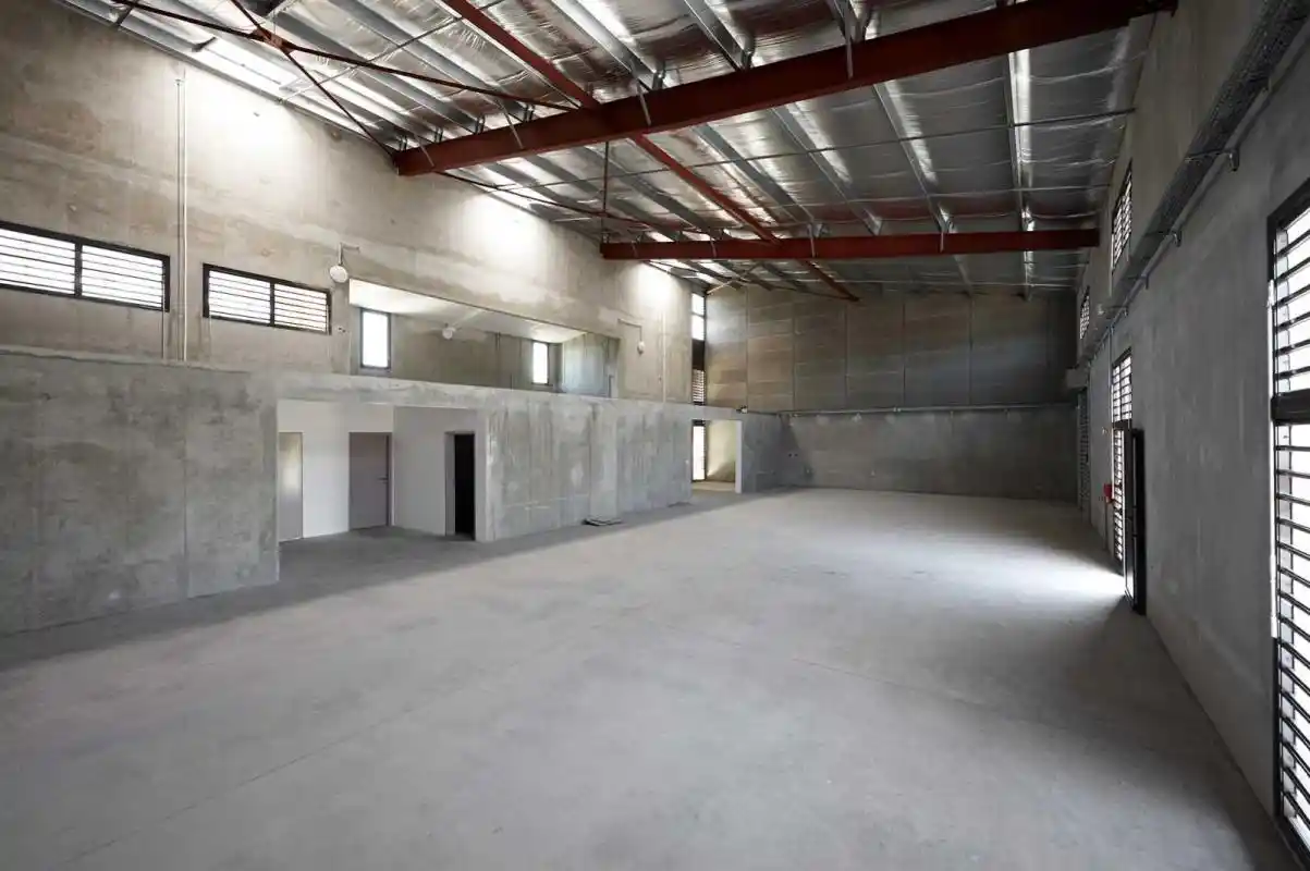 Photo 3 - Local / Bureaux à louer - Ancien 2 285,46 € 276 m² Saint-Benoît Bras-Fusil 97470