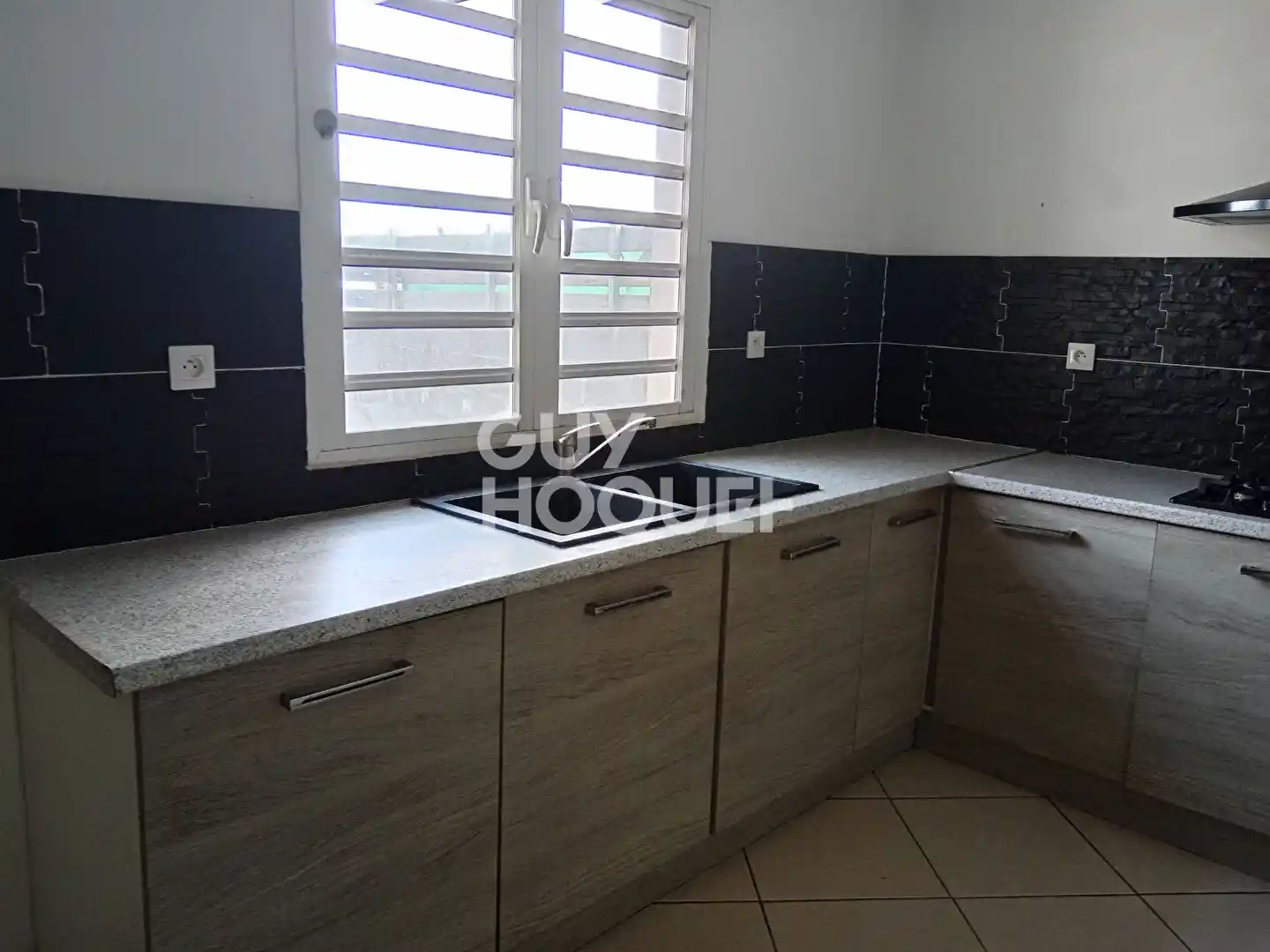 Photo 3 - Maison à louer - Ancien 1 240,5 € 4 pièces 3 chambres 93.54 m² Saint-Paul 97460