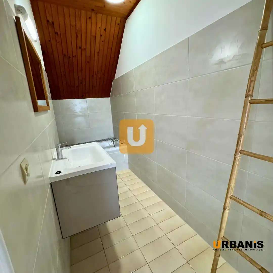 Photo 1 - Maison à louer - Ancien 1 500 € 6 pièces 5 chambres 250 m² Saint-Paul 97411