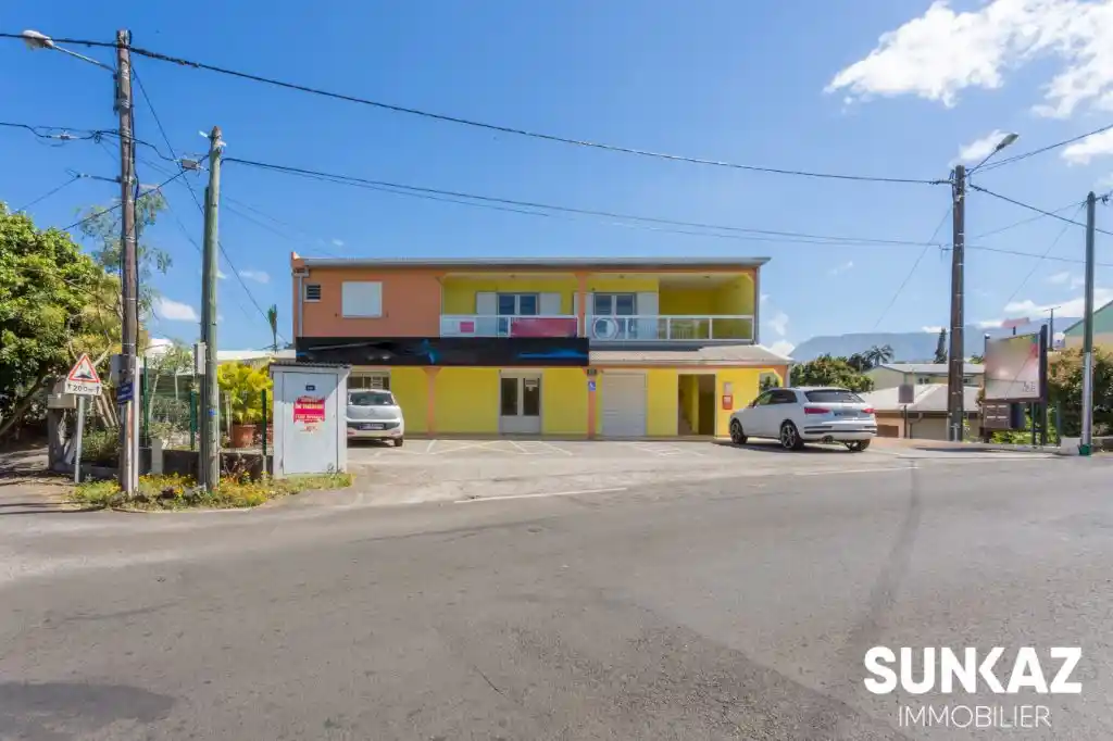 Photo 1 - Local / Bureaux à louer - Ancien 1 033,43 € 1 pièces 66 m² Saint-Pierre 97410