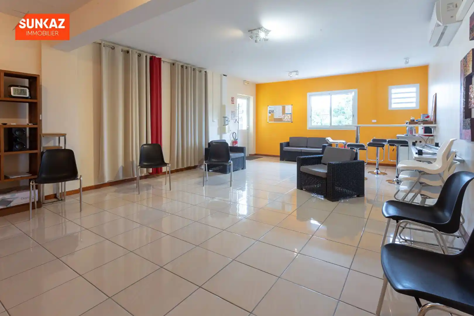 Photo 2 - Local / Bureaux à louer - Ancien 1 033,43 € 1 pièces 66 m² Saint-Pierre 97410