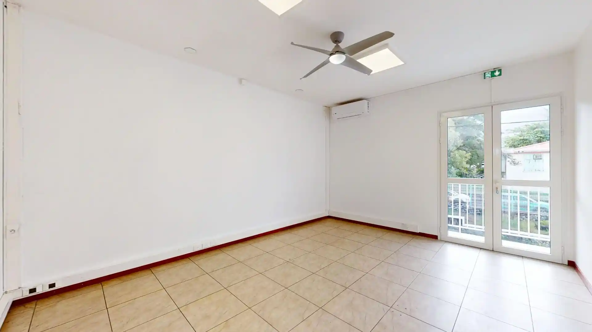 Photo 4 - Local / Bureaux à louer - Ancien 3 500 € 2 pièces 200 m² Saint-Louis 97450