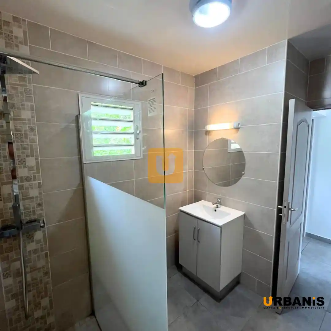 Photo 1 - Maison à louer - Ancien 880 € 3 pièces 2 chambres 70 m² Sainte-Marie 97438