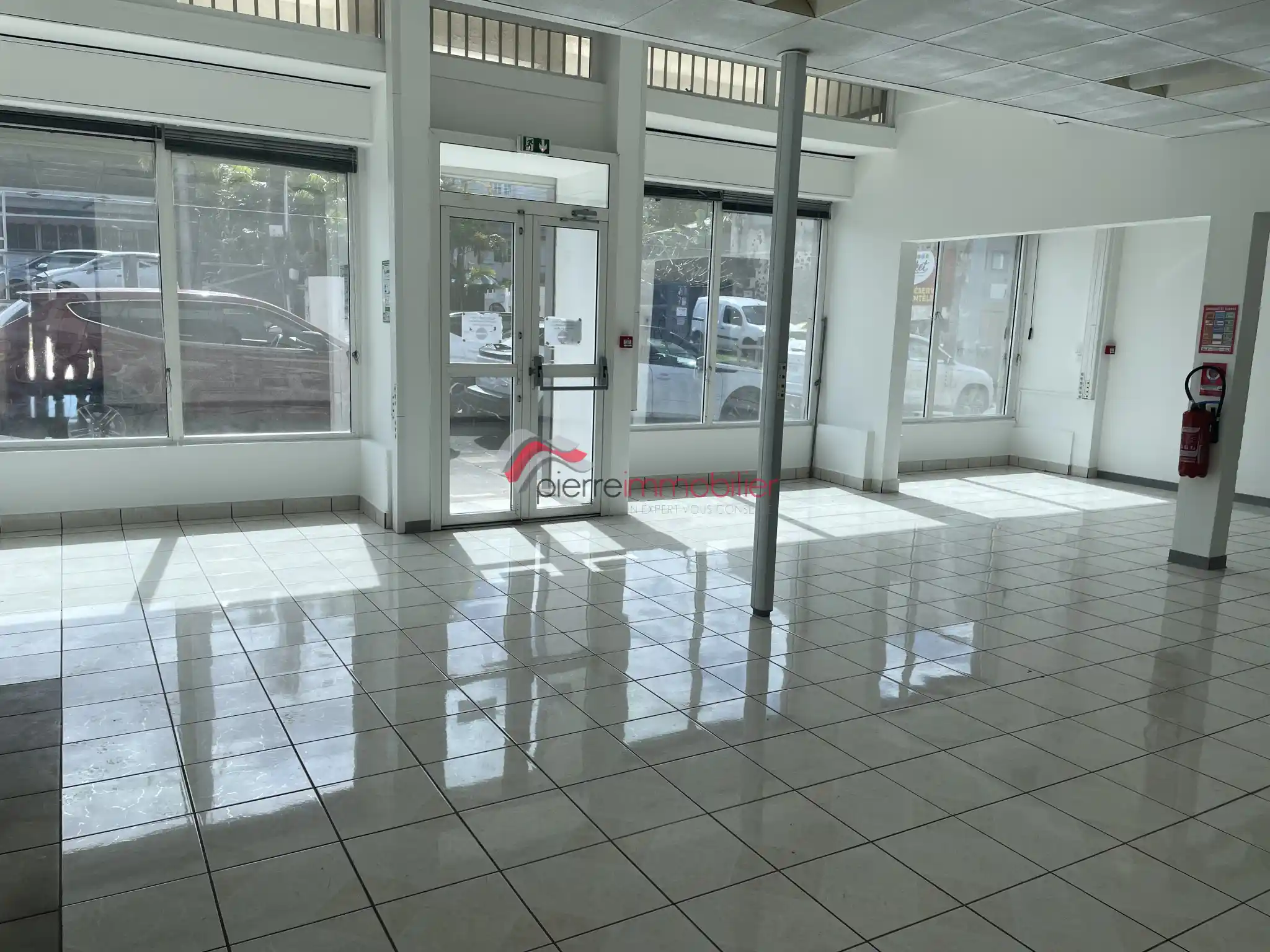 Photo 1 - Local / Bureaux à louer - Ancien 6 000 € 300 m² Saint-Pierre 97410