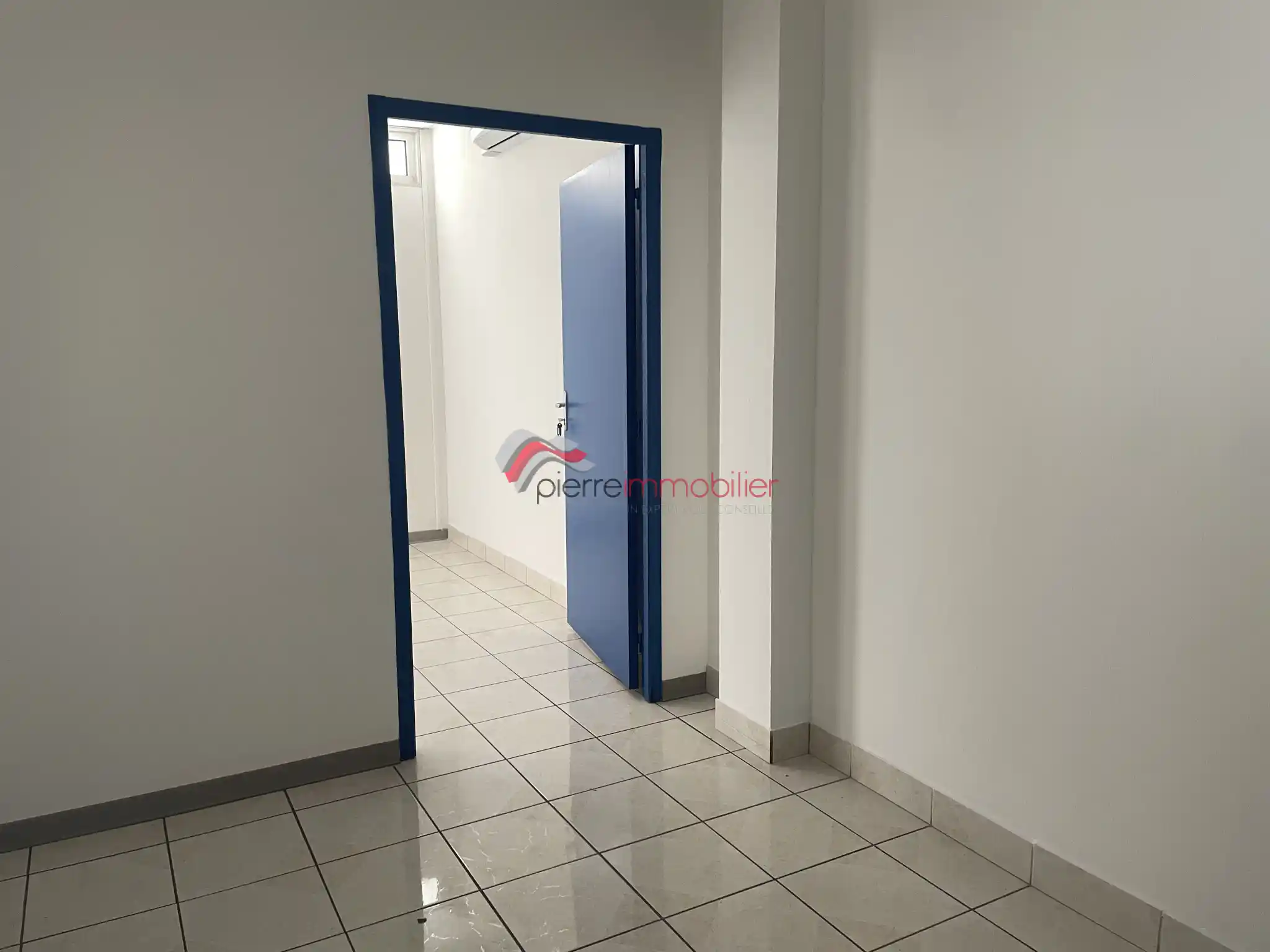 Photo 2 - Local / Bureaux à louer - Ancien 6 000 € 300 m² Saint-Pierre 97410