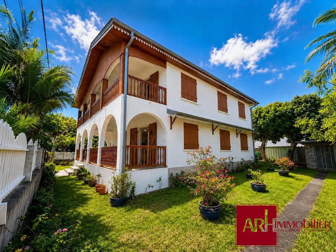 Photo 1 - Maison à vendre - Ancien 915 200 € 8 pièces 5 chambres 178 m² L'Étang-Salé 97427